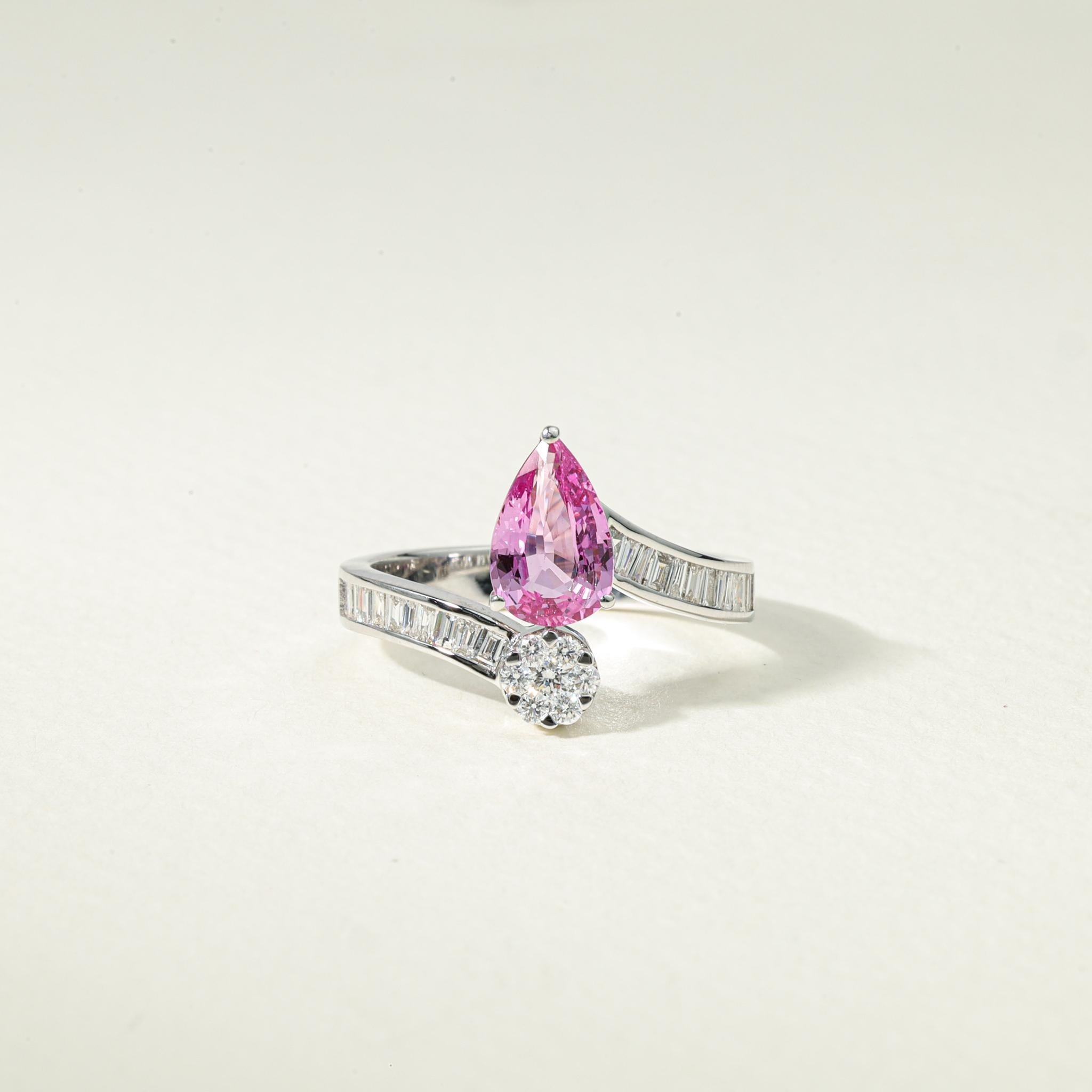 1.5 Carat Pear Pink Sapphire Diamond Cocktail Engagement Ring in 18k White Gold

Disponible en or blanc 18k.

Le même design peut être réalisé avec d'autres pierres précieuses sur demande.

Détails du produit :

- Or massif 18k

- saphir poire