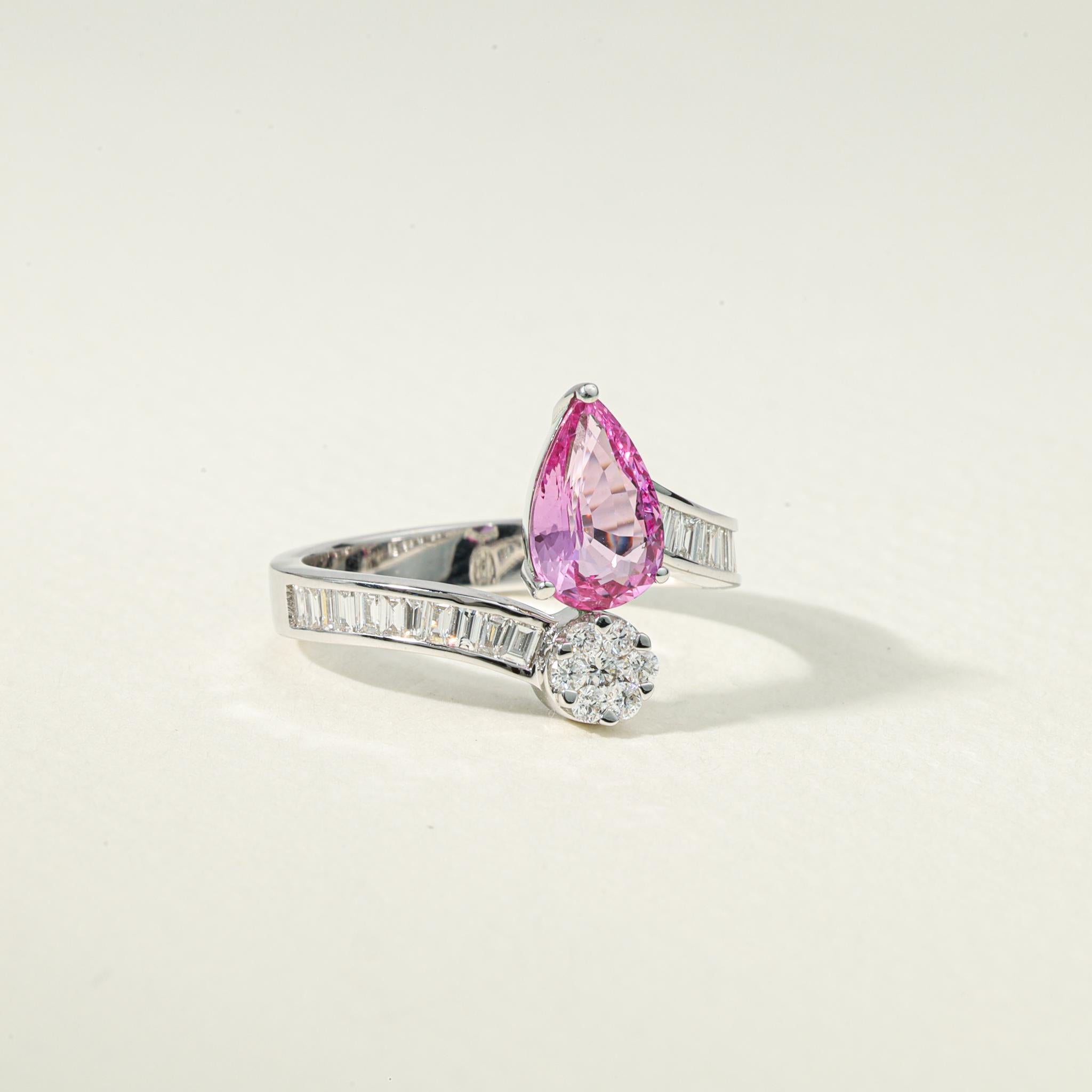 Art déco 1.5 Carat Pear Pink Sapphire Diamond Cocktail Engagement Ring in 18k White Gold en vente