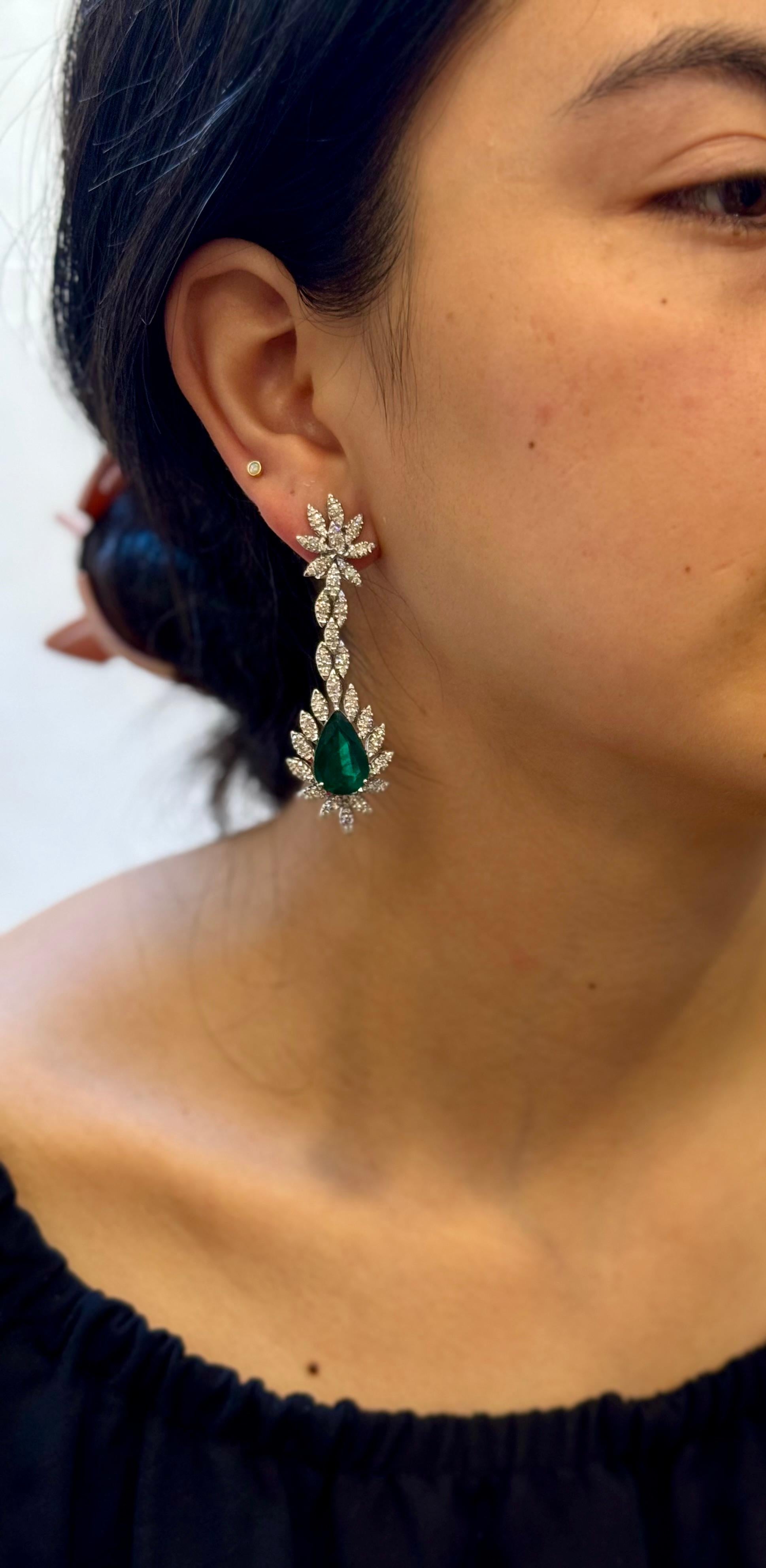 15 Carat Pear Shape Emerald Diamond Hanging/Drop Earrings 18 Karat White Gold For Sale 13