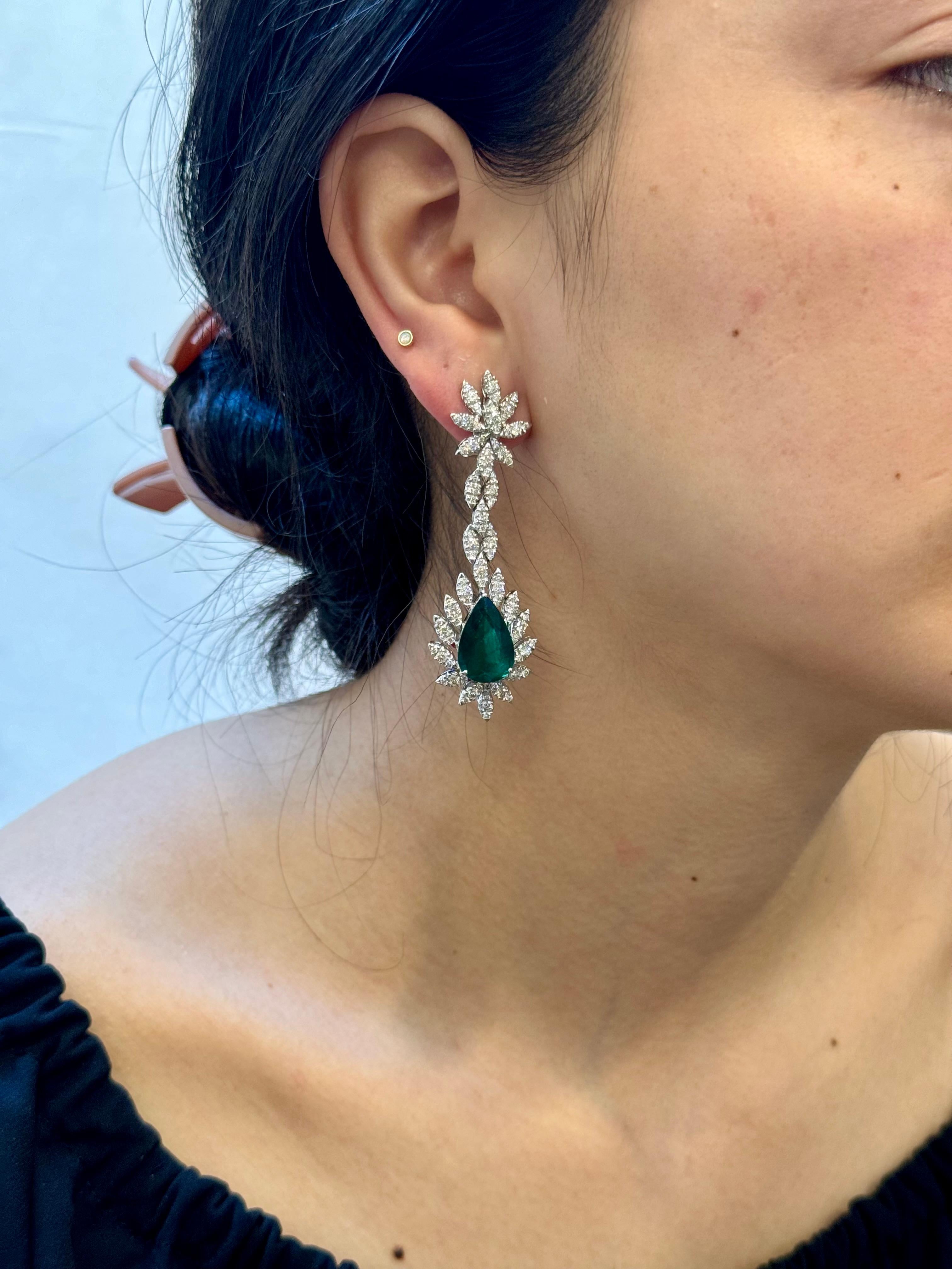15 Carat Pear Shape Emerald Diamond Hanging/Drop Earrings 18 Karat White Gold For Sale 14