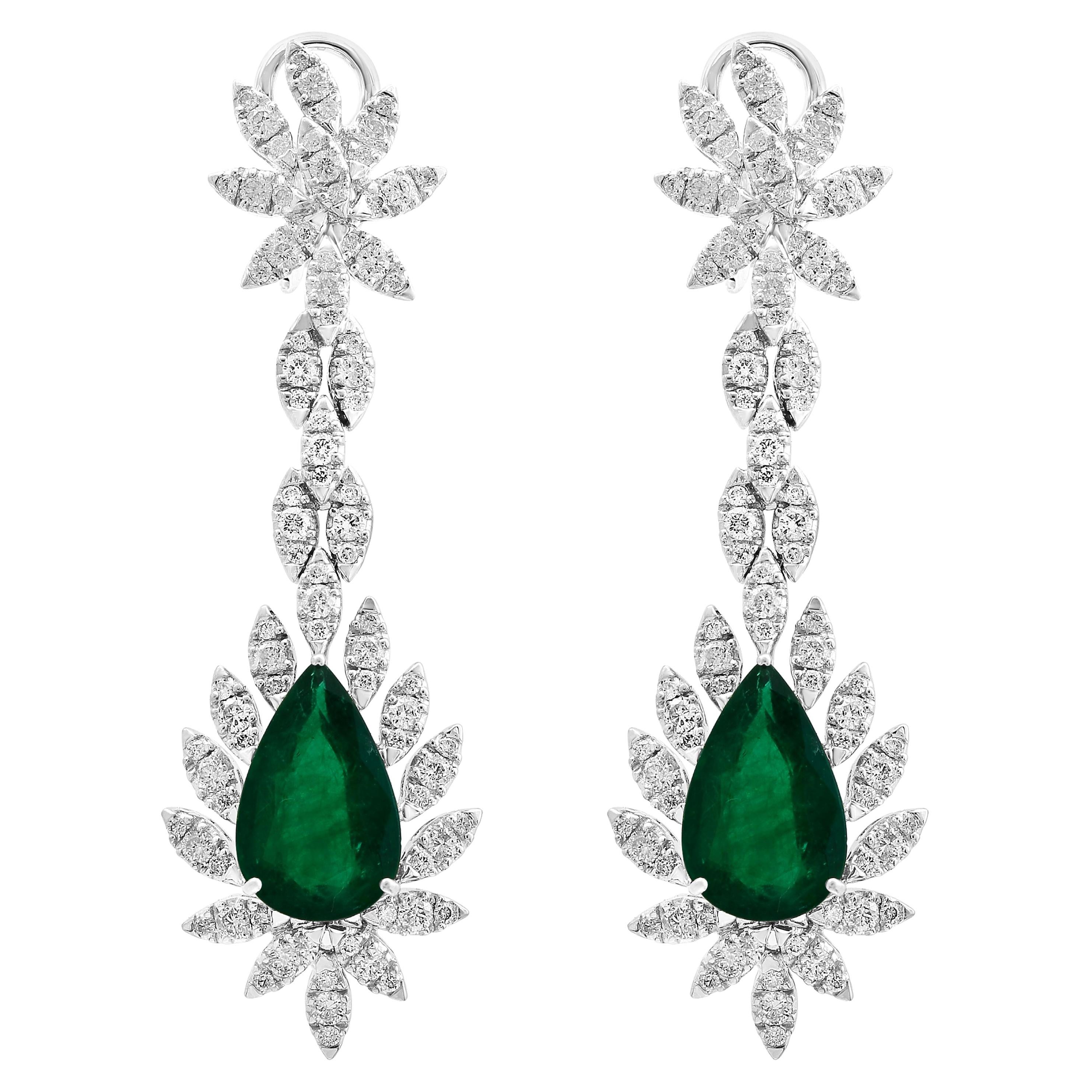 Pendientes Colgantes de Diamantes Esmeralda en Forma de Pera de 15 Quilates y Oro Blanco de 18 Kilates