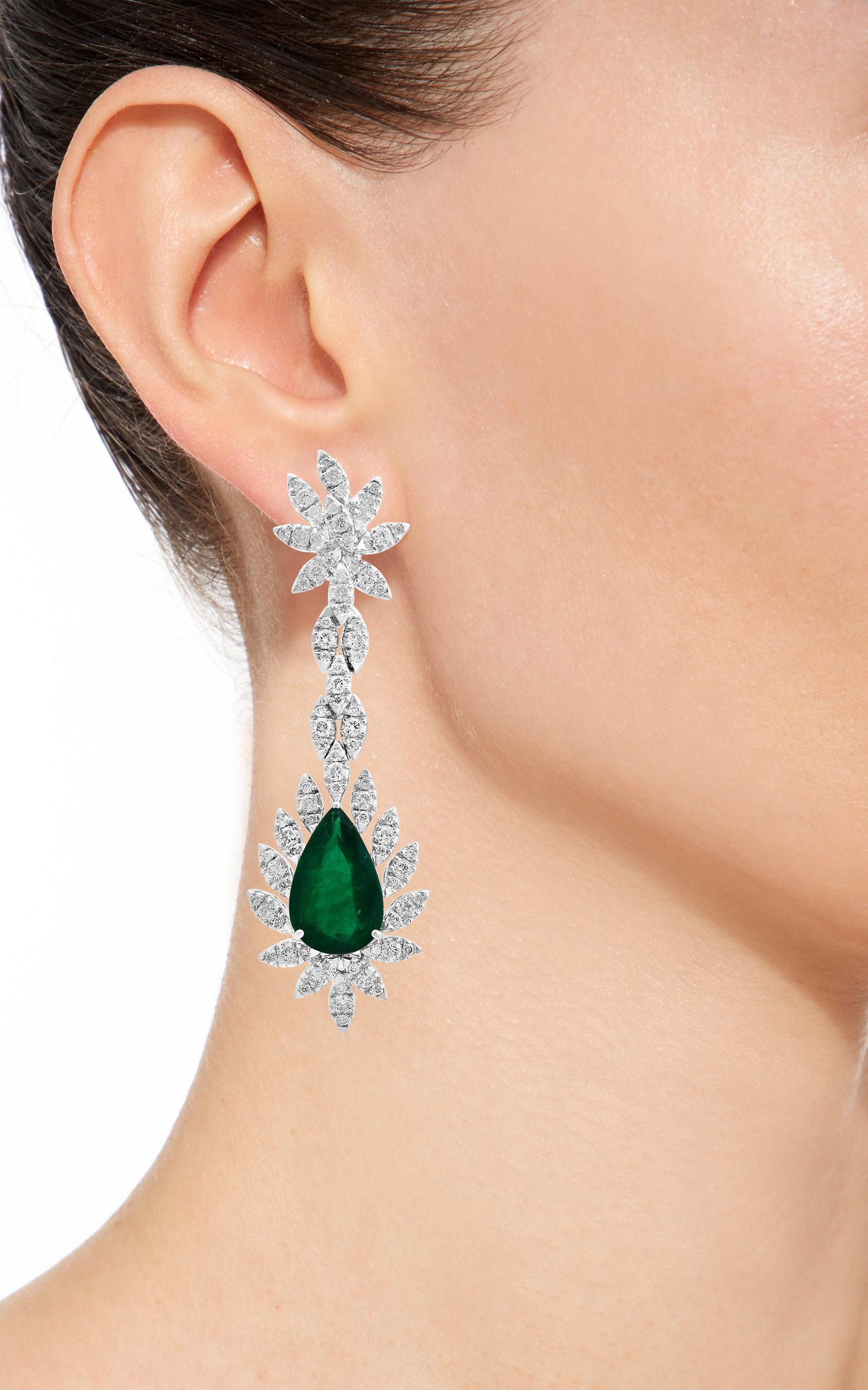 Women's 15 Carat Pear Shape Emerald Diamond Hanging/Drop Earrings 18 Karat White Gold For Sale