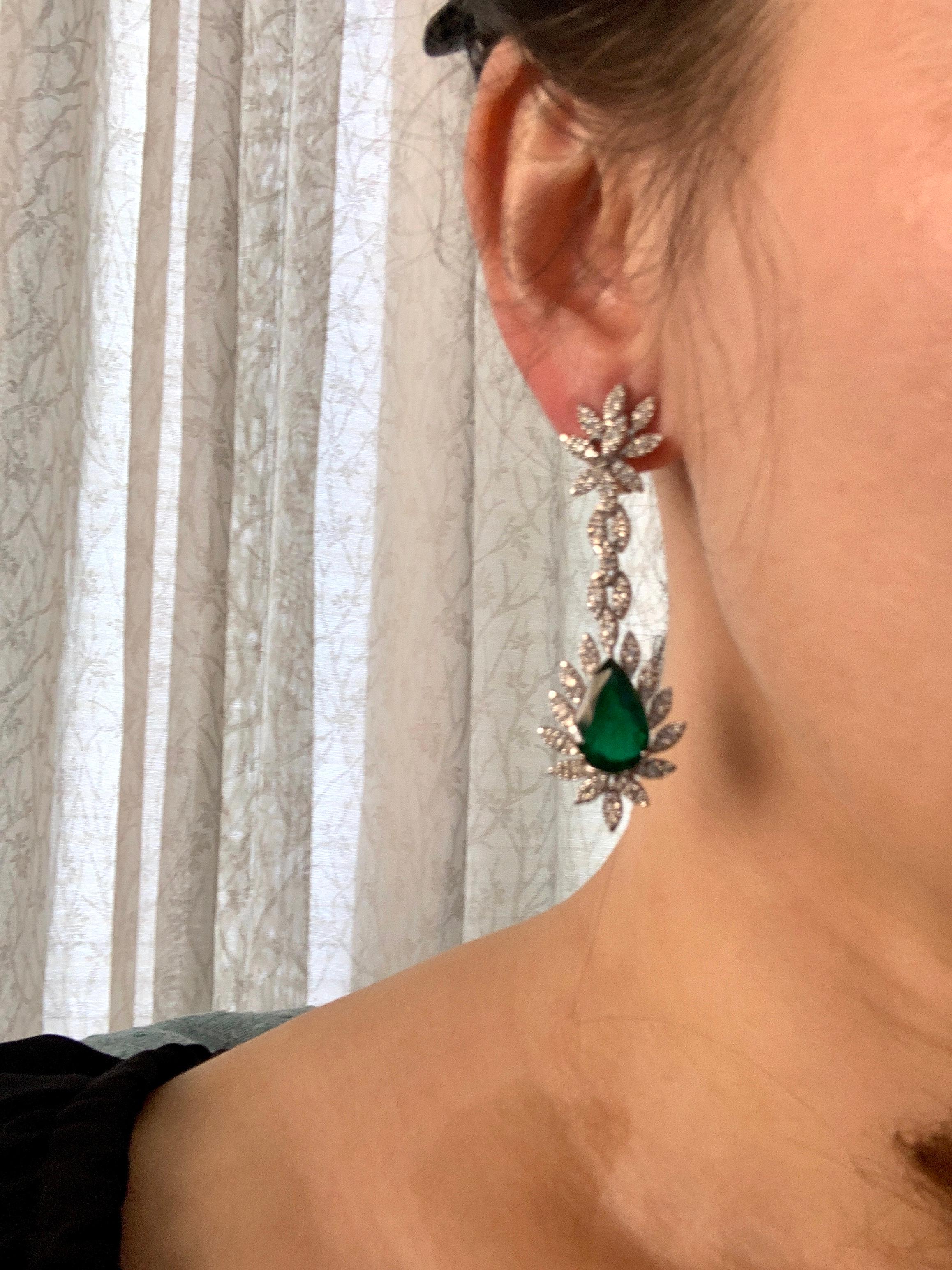 15 Carat Pear Shape Emerald Diamond Hanging/Drop Earrings 18 Karat White Gold For Sale 5