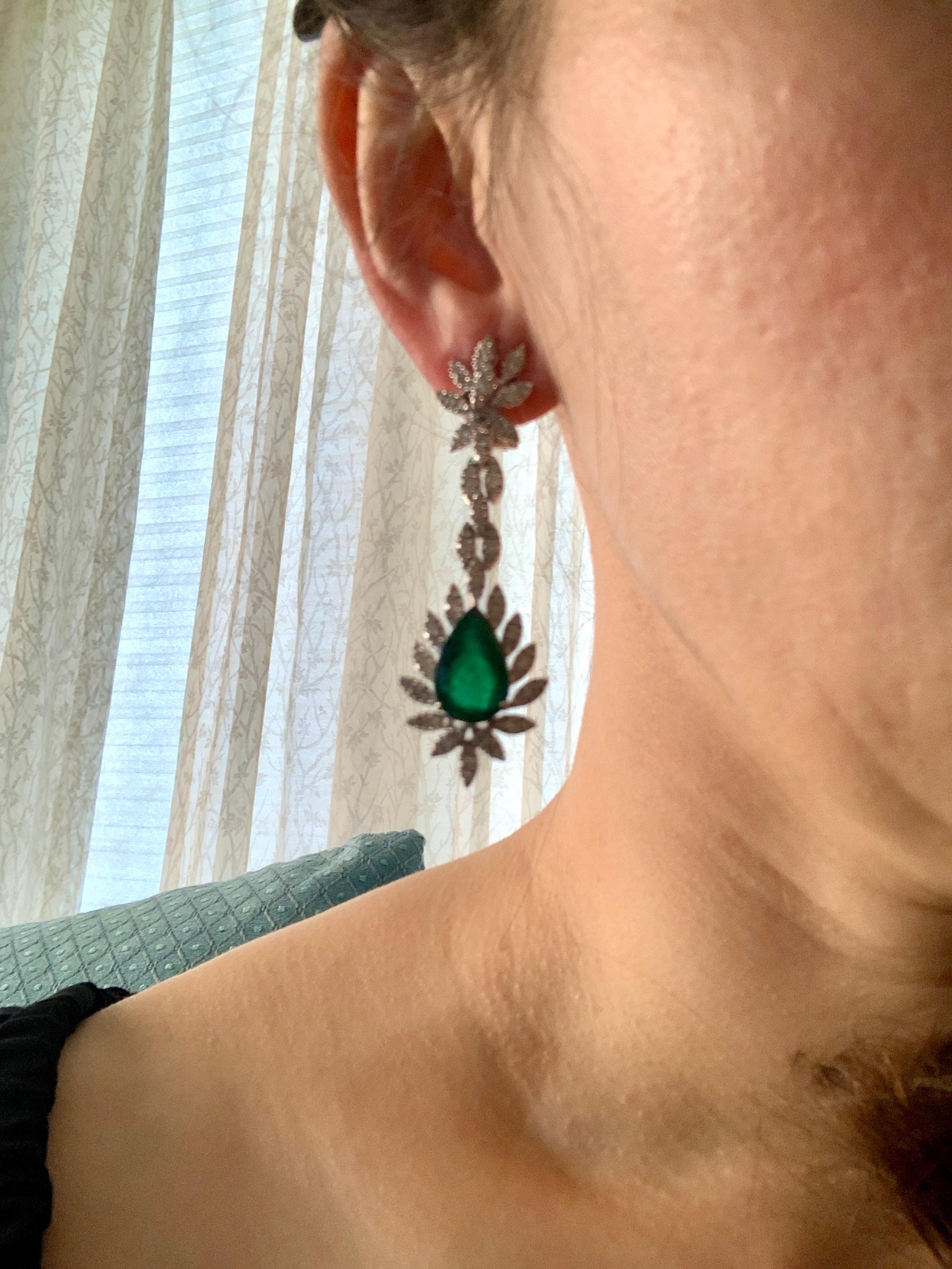 15 Carat Pear Shape Emerald Diamond Hanging/Drop Earrings 18 Karat White Gold For Sale 6