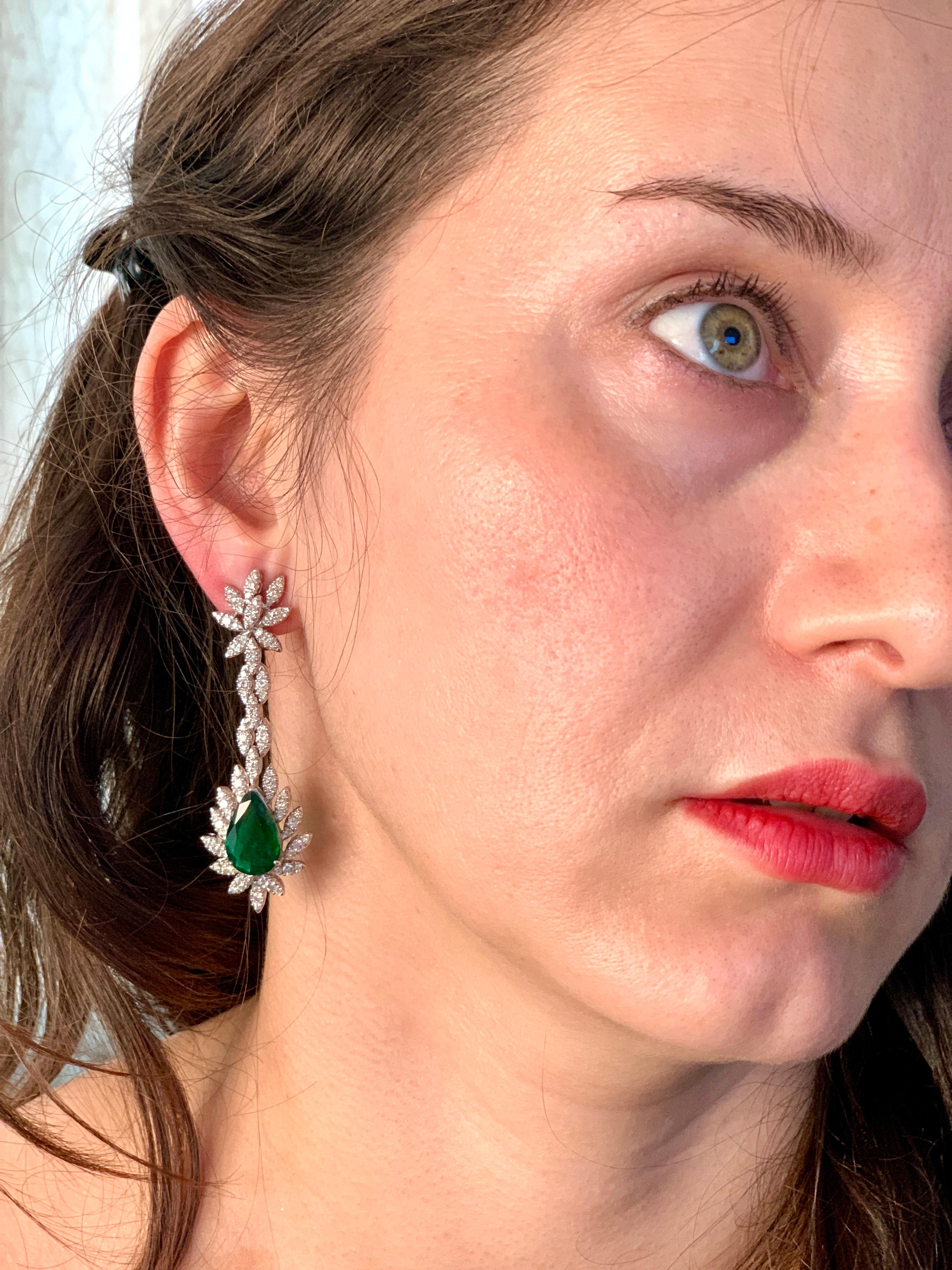 15 Carat Pear Shape Emerald Diamond Hanging/Drop Earrings 18 Karat White Gold For Sale 7