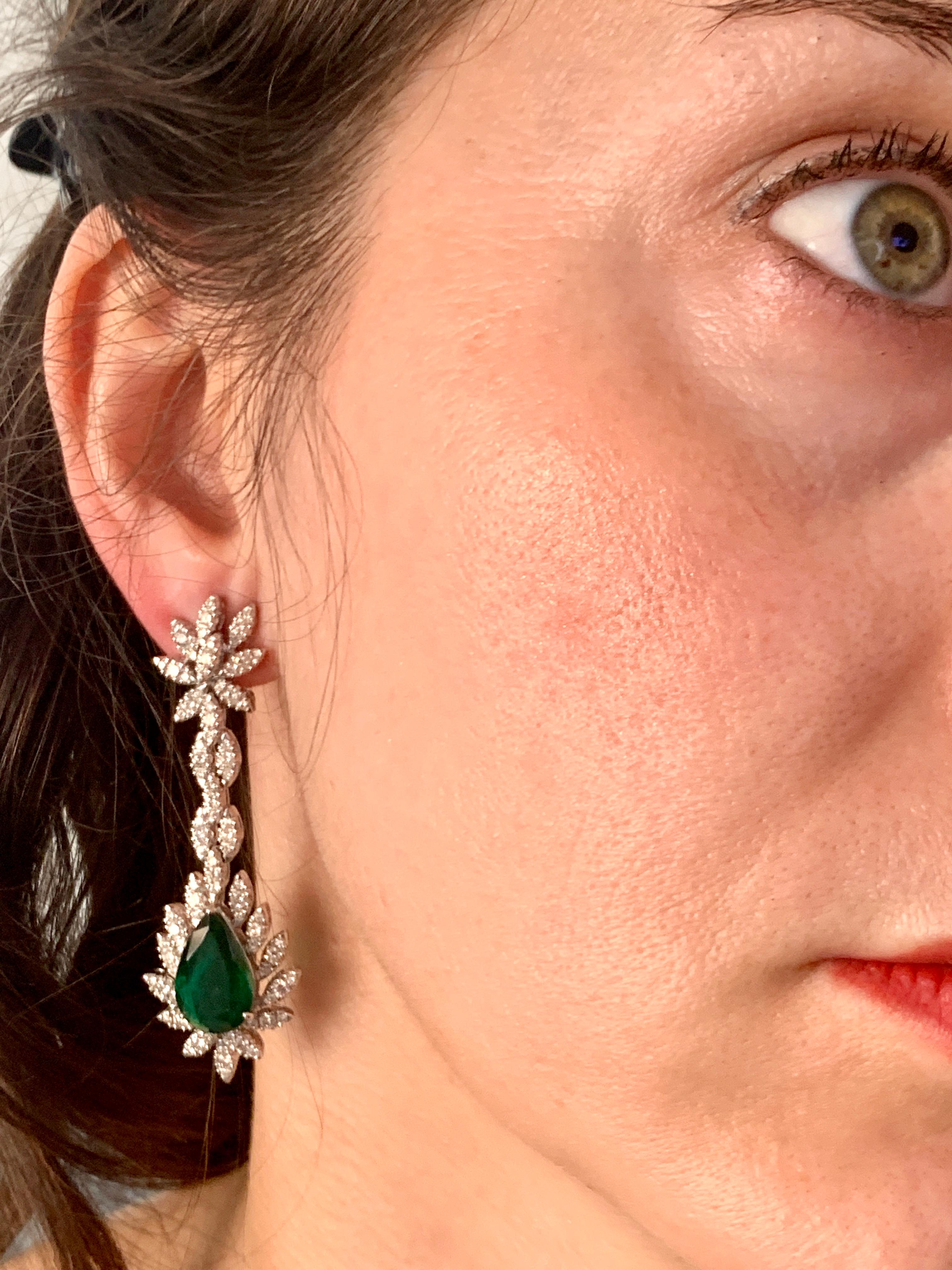 15 Carat Pear Shape Emerald Diamond Hanging/Drop Earrings 18 Karat White Gold For Sale 8