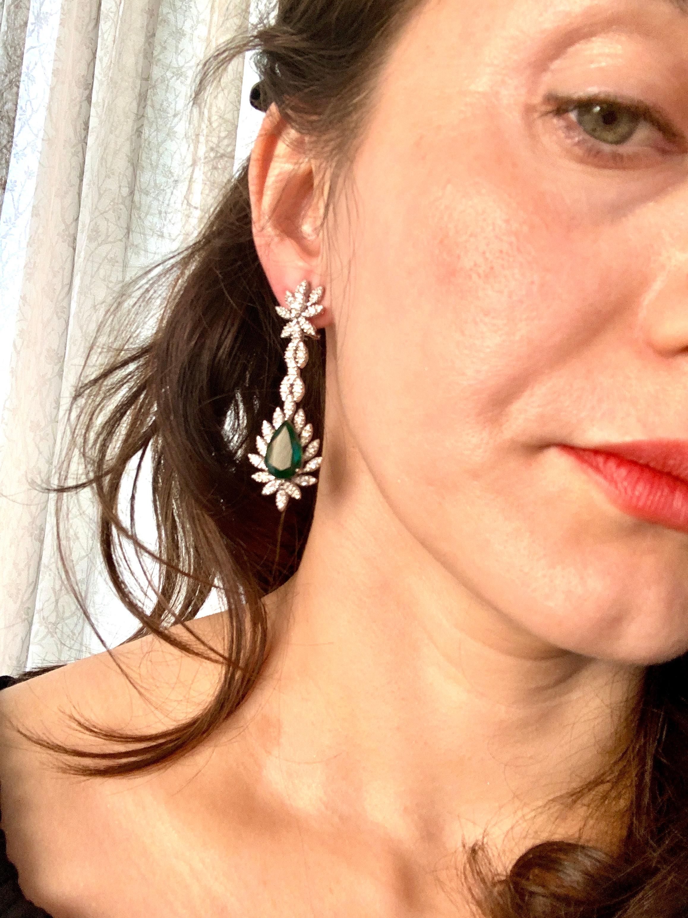 15 Carat Pear Shape Emerald Diamond Hanging/Drop Earrings 18 Karat White Gold For Sale 9