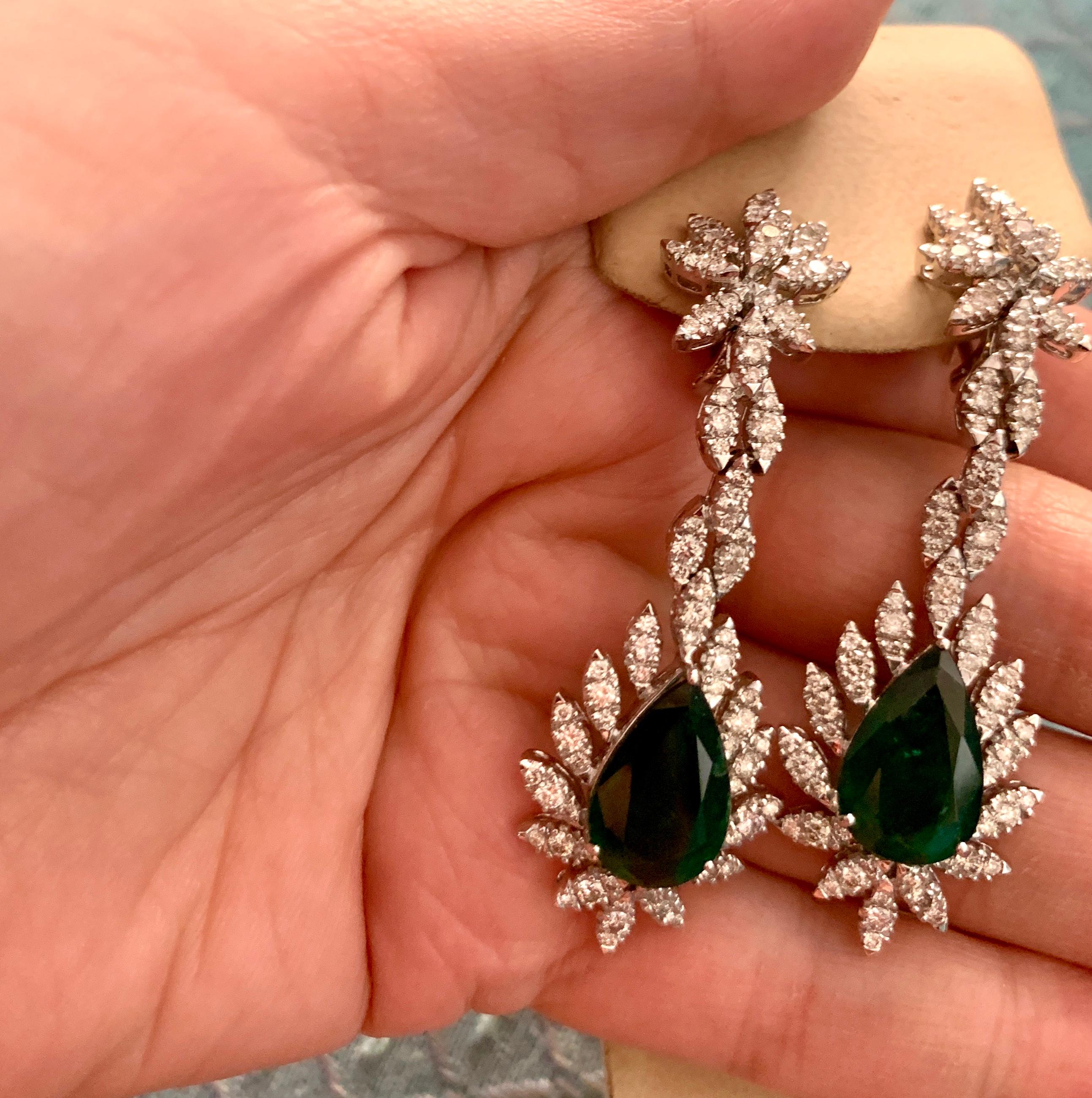15 Carat Pear Shape Emerald Diamond Hanging/Drop Earrings 18 Karat White Gold For Sale 10
