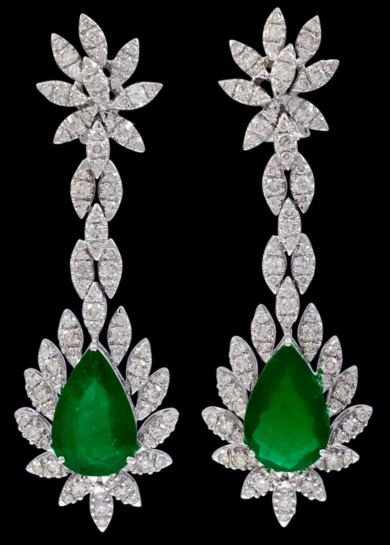 15 Carat Pear Shape Emerald Diamond Hanging/Drop Earrings 18 Karat White Gold For Sale 2