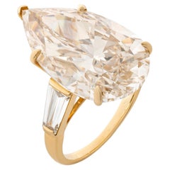 15 Carat Pear Statement Fancy Yellow  Bague en diamant de fantaisie digne d'une couronne