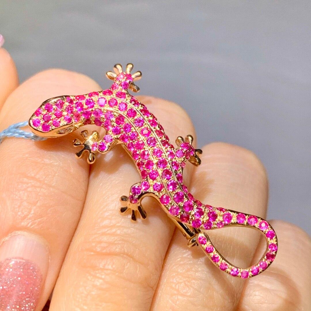 Contemporary 1.5 Carat Pink Sapphire Diamond Lizard Broach 18 Karat  Yellow Gold And Pendant For Sale
