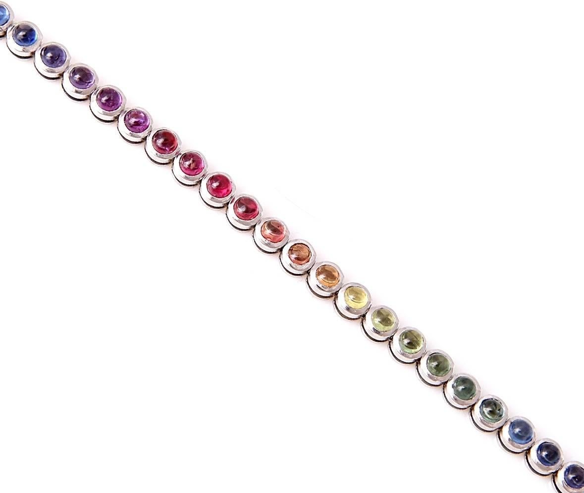 Ein feines und atemberaubendes Armband aus 18 Karat Weißgold mit 15 Karat cabochonfarbenen Saphiren (lila, blau, grün, gelb, orange, rosa).

Edelsteine: Saphire im Regenbogen-Cabochon-Schliff: ca. 15 Karat Gewicht

Einzigartiges Juwel.

Französische
