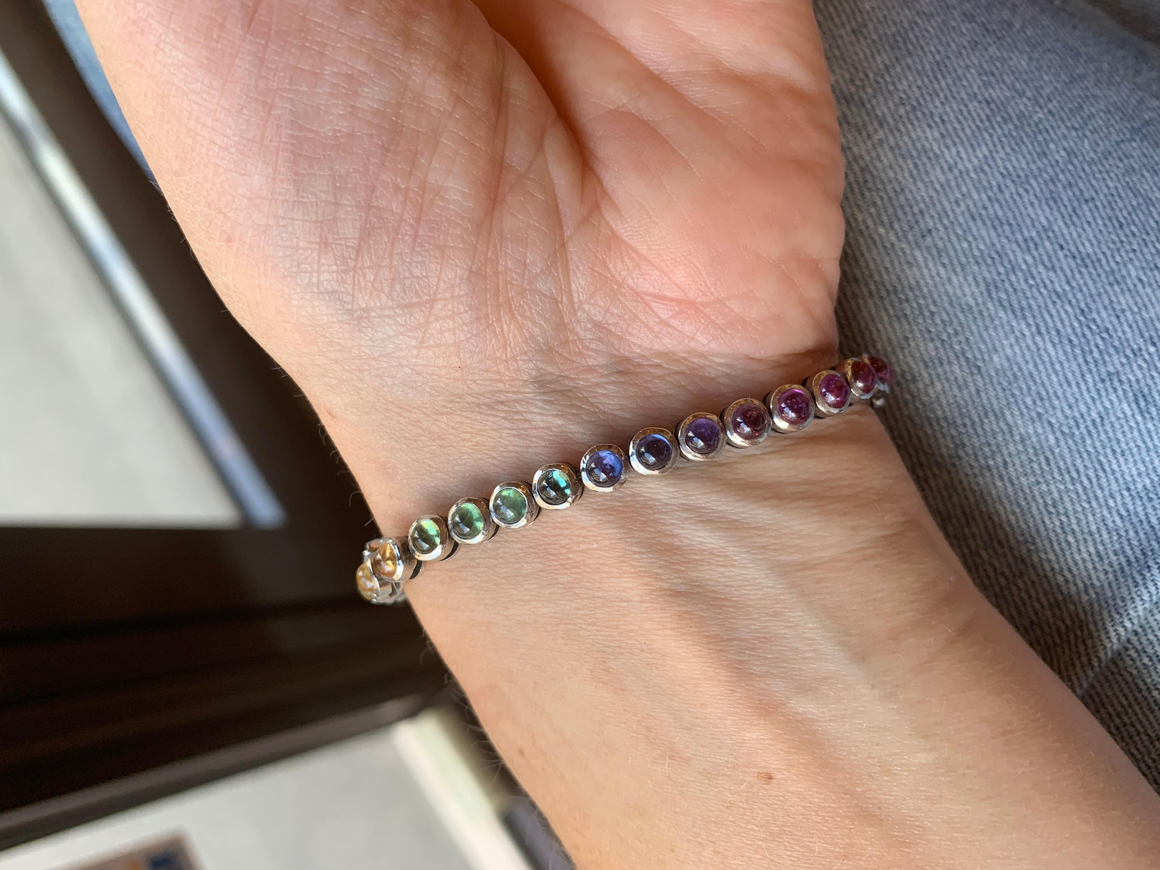 15 Karat Regenbogen-Saphir-Tennisarmband mit In-Linie aus 18 Karat Weißgold (Zeitgenössisch)