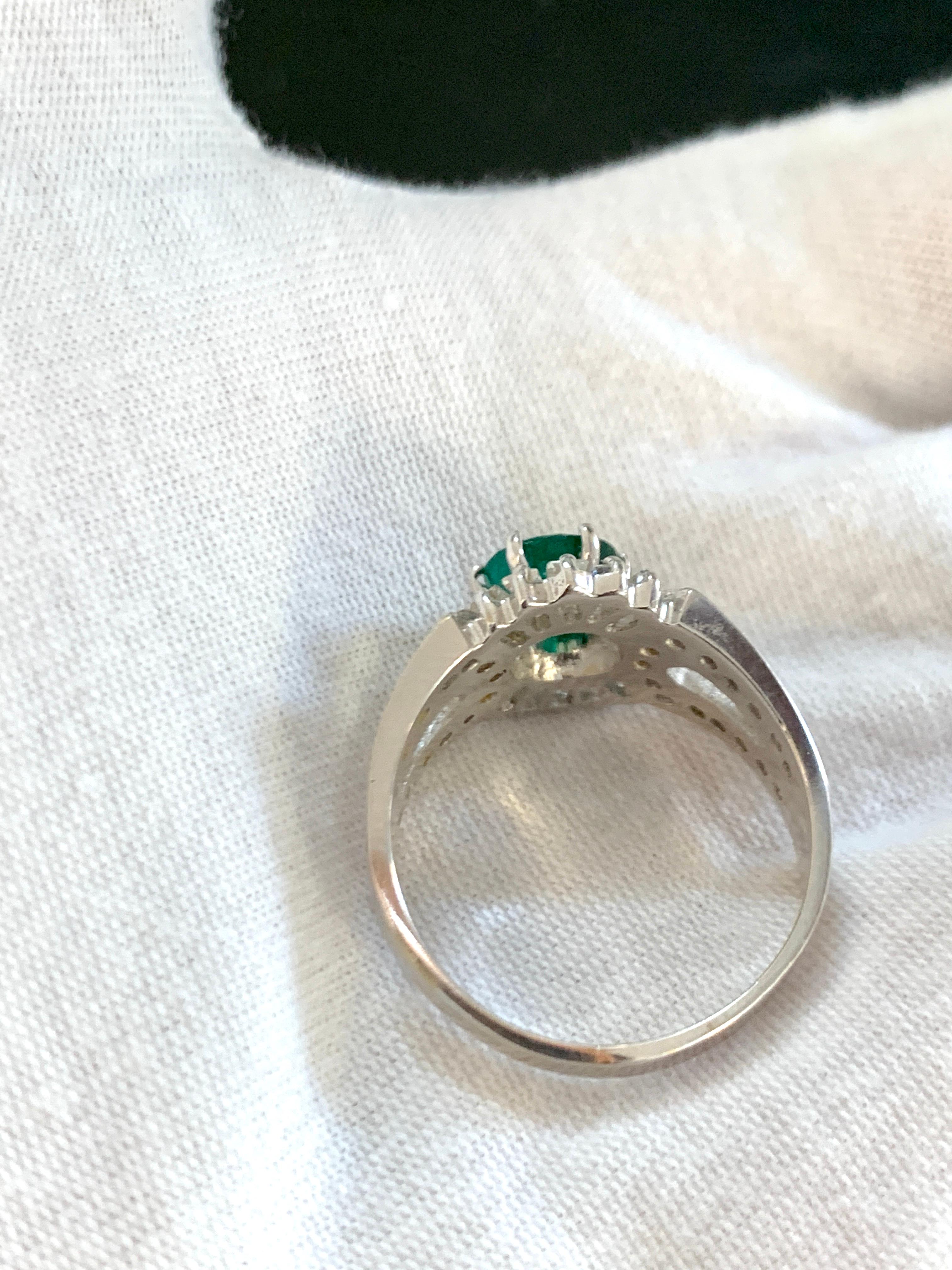 1.5 Carat Round Cut Emerald and 1.2 Carat Diamond Ring 18 Karat White Gold For Sale 3