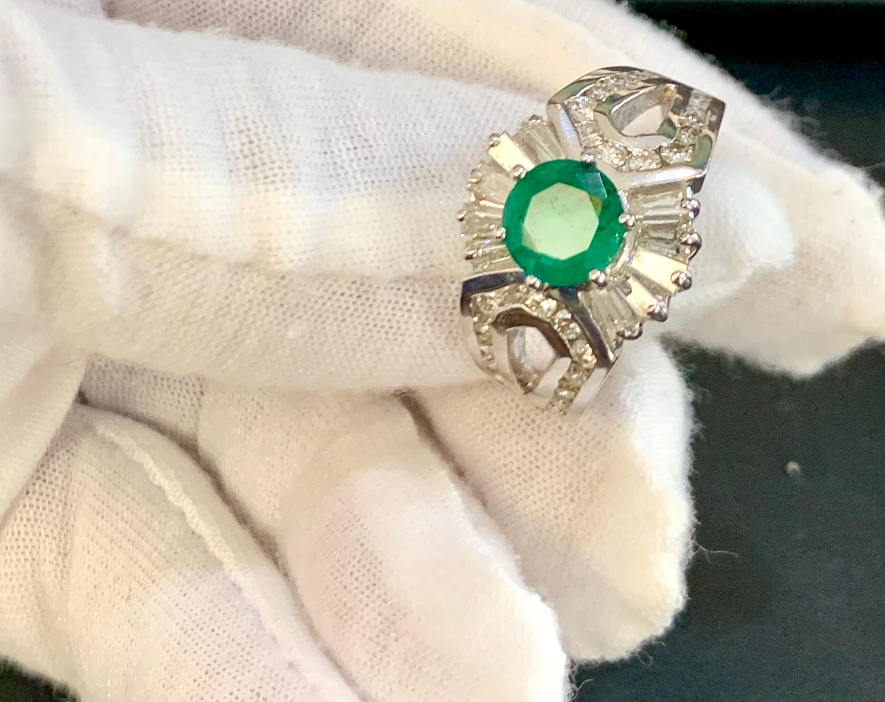1.5 Carat Round Cut Emerald and 1.2 Carat Diamond Ring 18 Karat White Gold In Excellent Condition For Sale In New York, NY