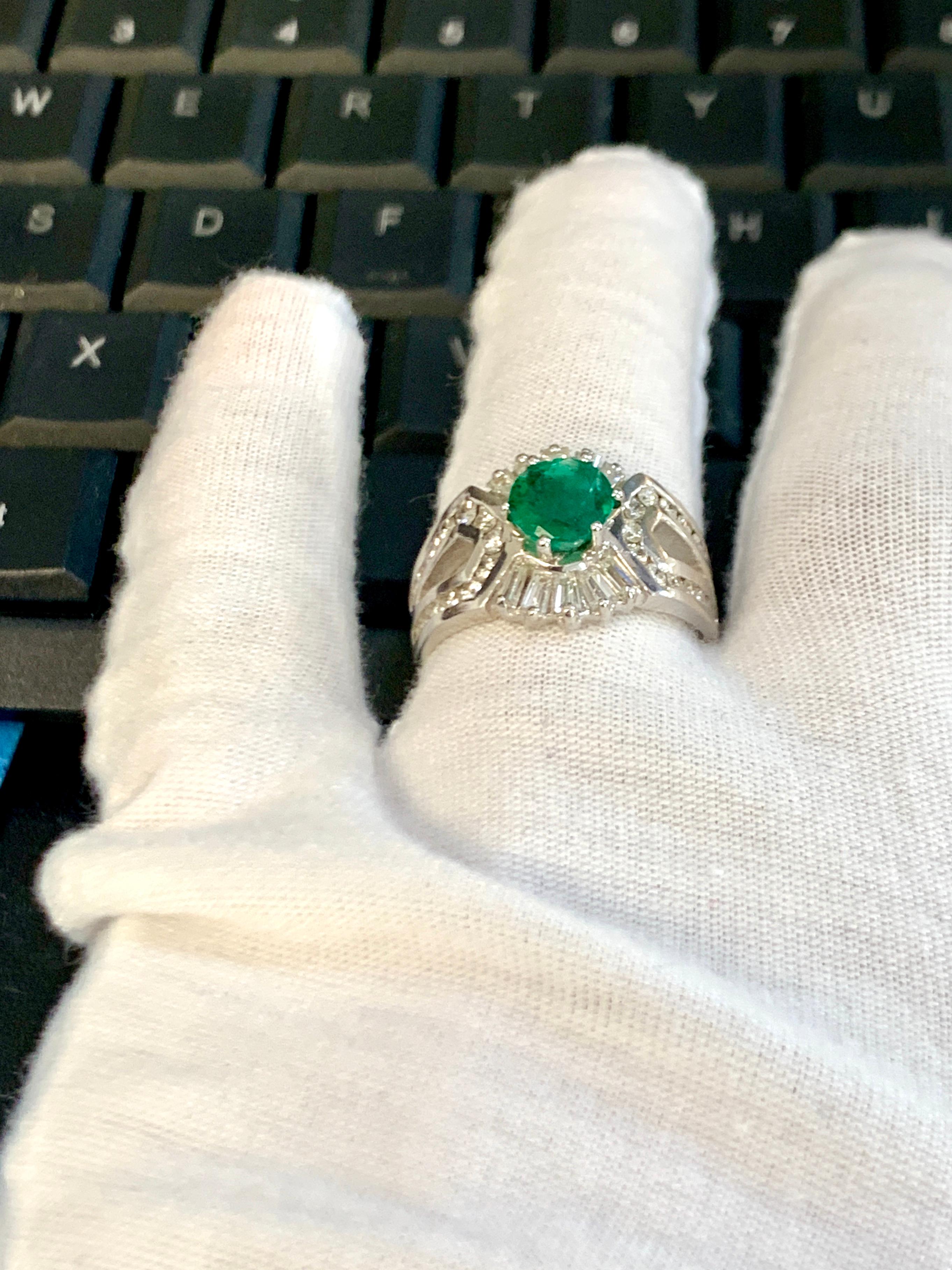 1.5 Carat Round Cut Emerald and 1.2 Carat Diamond Ring 18 Karat White Gold For Sale 2