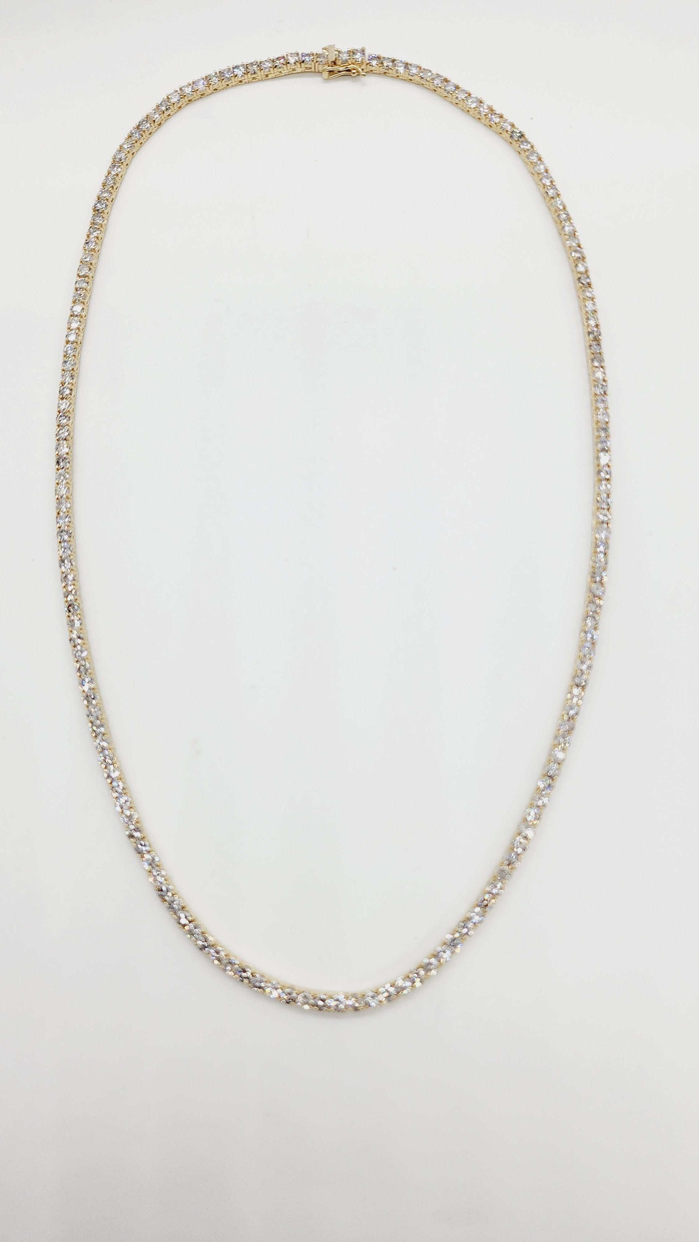 Diamanti bianchi naturali a taglio tondo-brillante, puliti e con un'eccellente lucentezza. 
Oro giallo 14k, stile classico a quattro punte per la massima brillantezza della luce. 
Lunghezza 16 pollici. Colore medio G-H, purezza S-I. Larghezza 3 mm. 