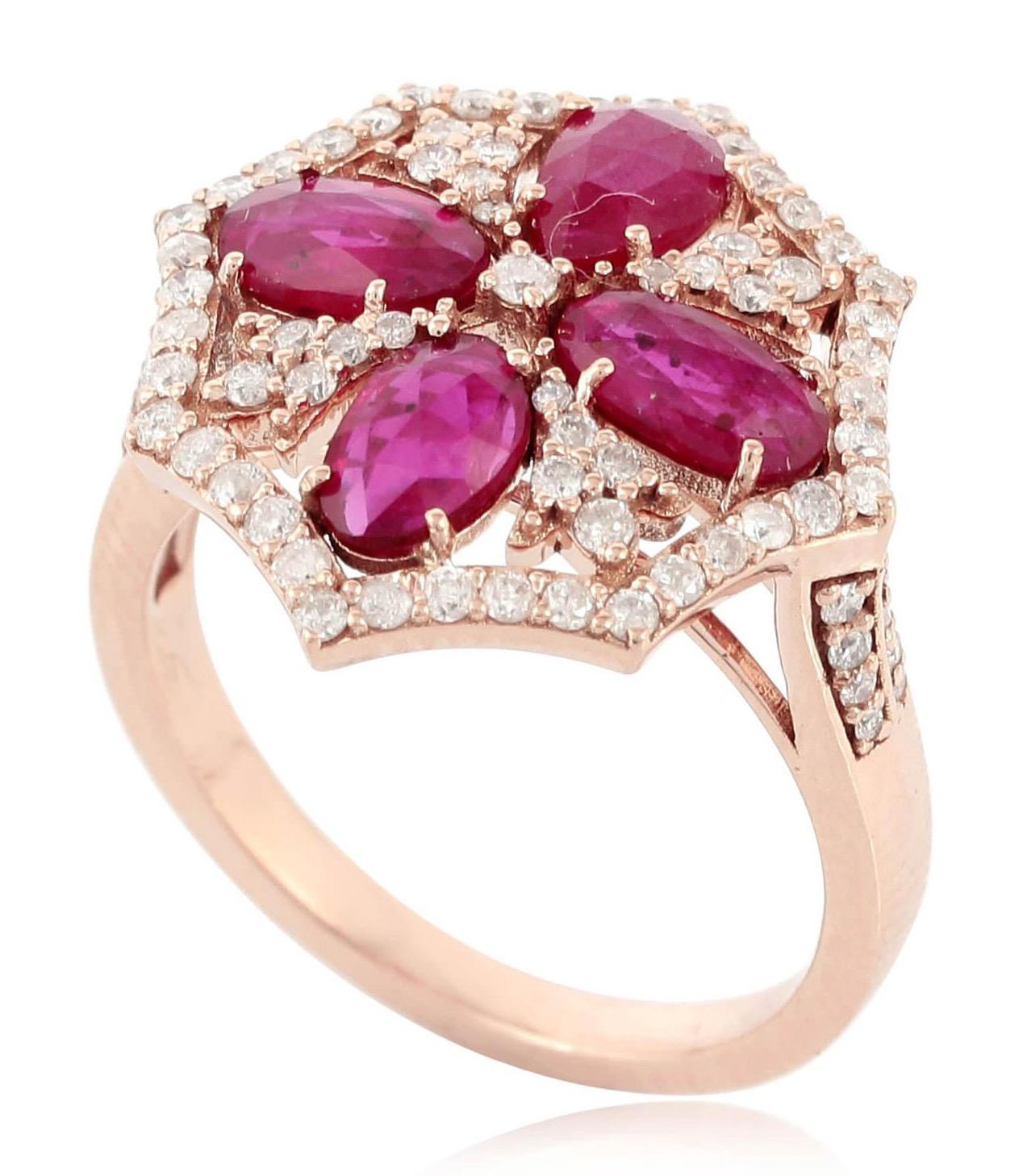 Contemporary 1.5 Carat Ruby Diamond 18 Karat Gold Ring For Sale