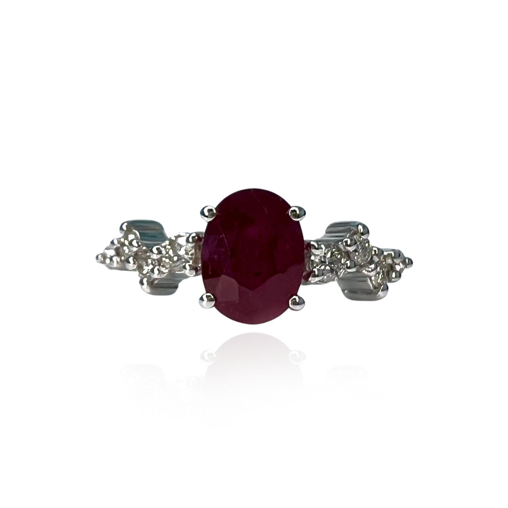Taille ovale Bague grappe ovale en or blanc 18 carats avec rubis de 1,5 carat en vente