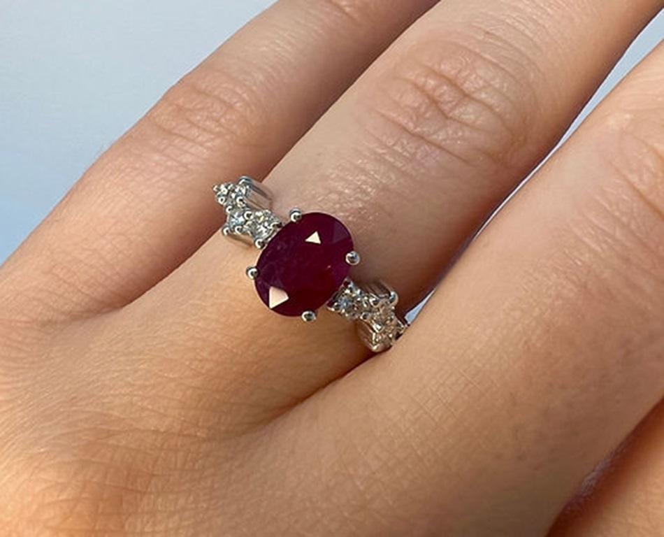 Poids du rubis : 1.51 CTs, Dimensions : 8x6 mm, Poids du diamant : 0.20 CTs, Métal : Or blanc 18K, Poids de l'or : 3.41 gm, Taille de la bague : 6.5, Forme : Ovale, Couleur : Rouge, Dureté : 9, Pierre de naissance : Juillet