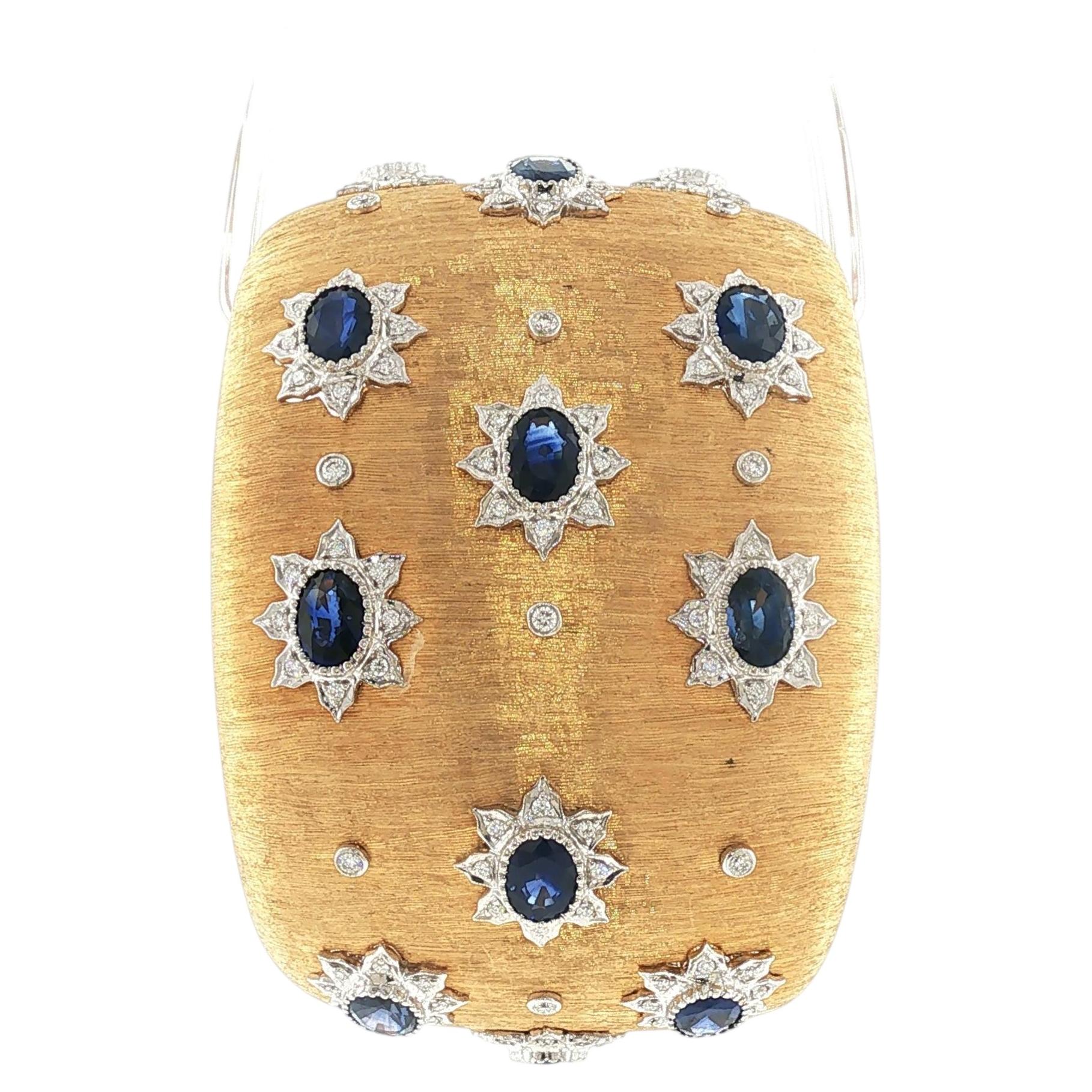 Bracciale rigido "AP" in oro 18 carati con zaffiro da 15 carati e diamanti, con chiusura a cerniera ribaltabile