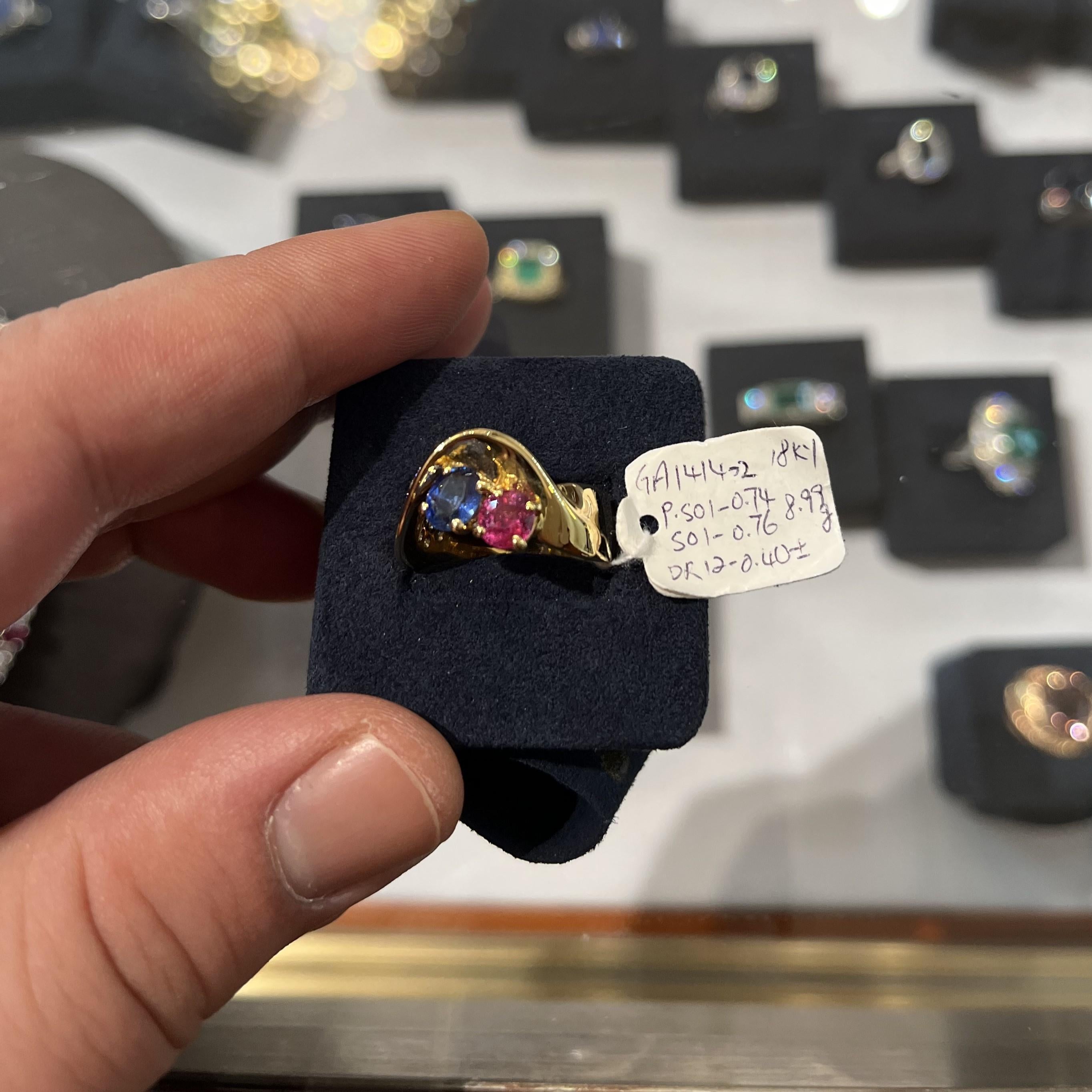 Moderne Bague croisée surdimensionnée en or jaune 18 carats, saphir et rubis de 1,5 carat avec diamants en vente