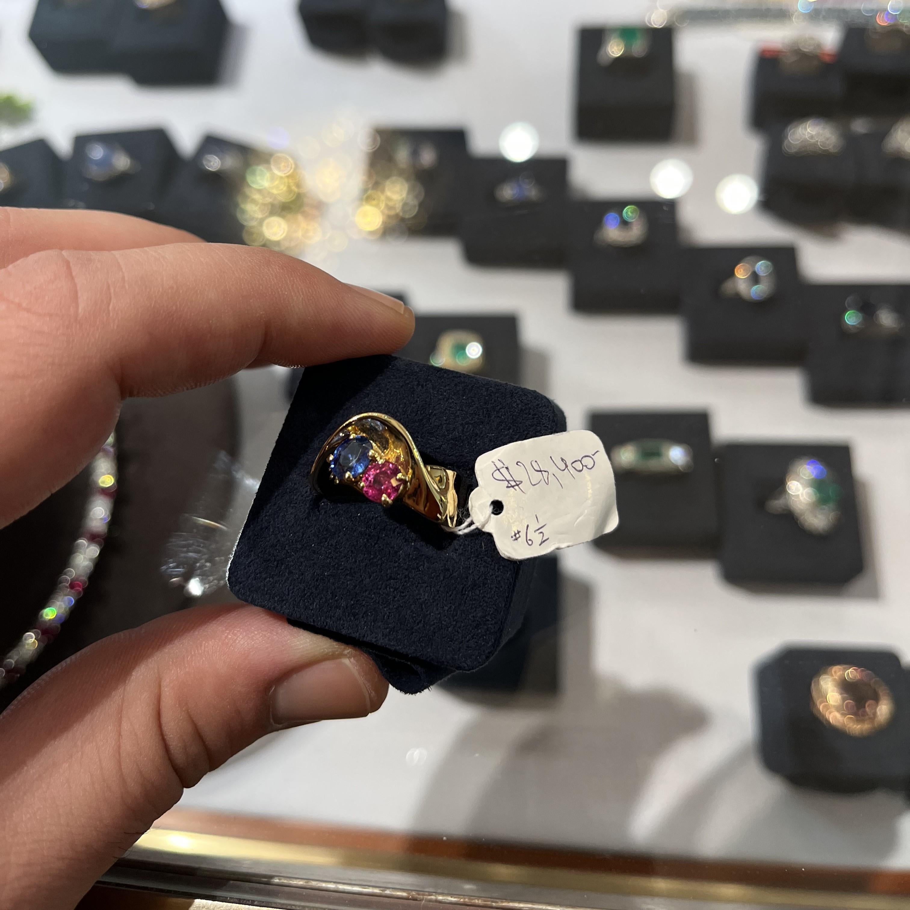 Taille ovale Bague croisée surdimensionnée en or jaune 18 carats, saphir et rubis de 1,5 carat avec diamants en vente