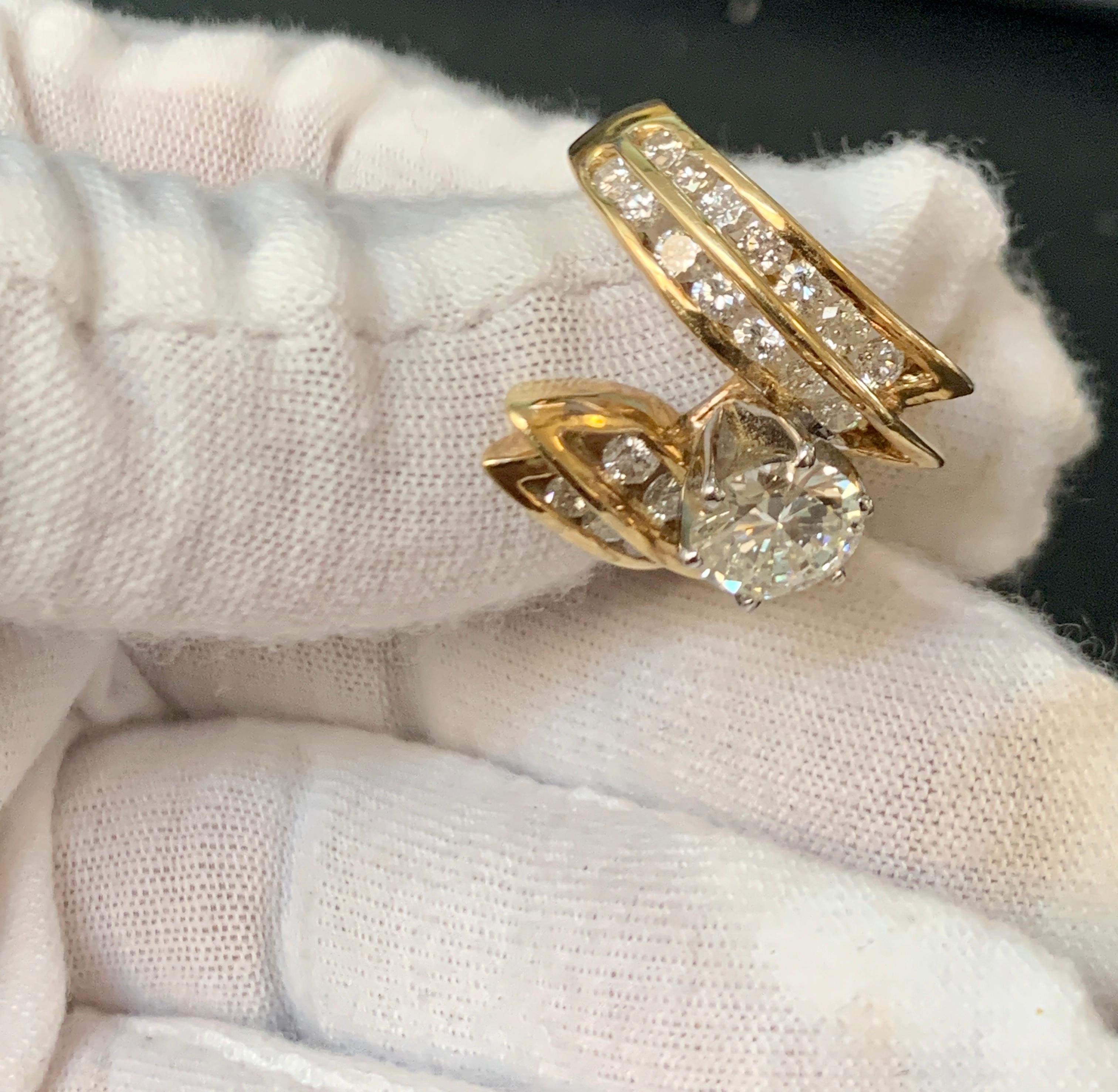 1.5 Carat Solitaire Round Shape 2.5 Total Diamond Engagement 14 Yellow Gold Ring For Sale 2