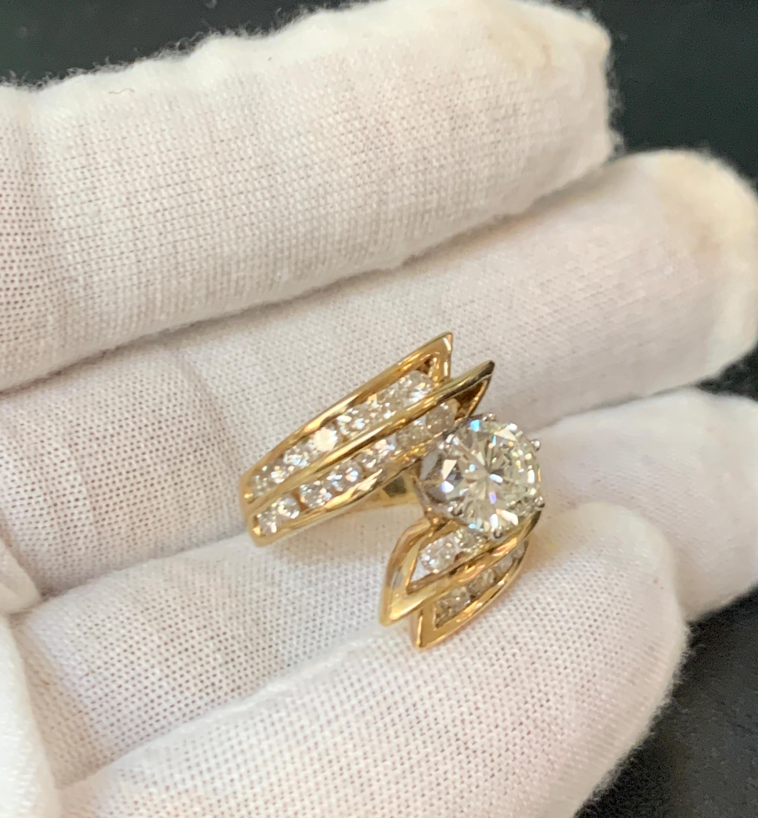 1.5 Carat Solitaire Round Shape 2.5 Total Diamond Engagement 14 Yellow Gold Ring In Excellent Condition For Sale In New York, NY
