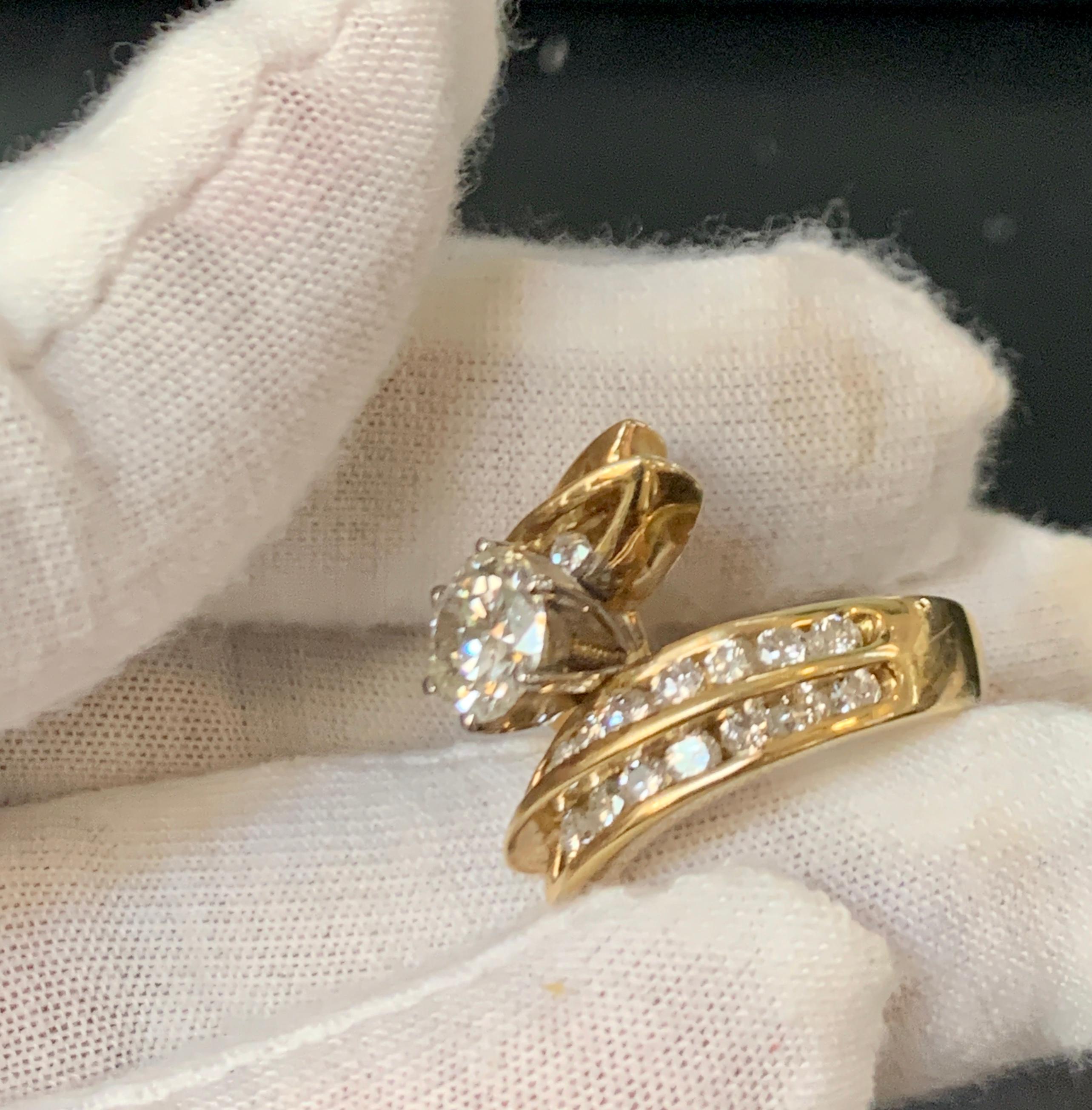 Women's 1.5 Carat Solitaire Round Shape 2.5 Total Diamond Engagement 14 Yellow Gold Ring For Sale