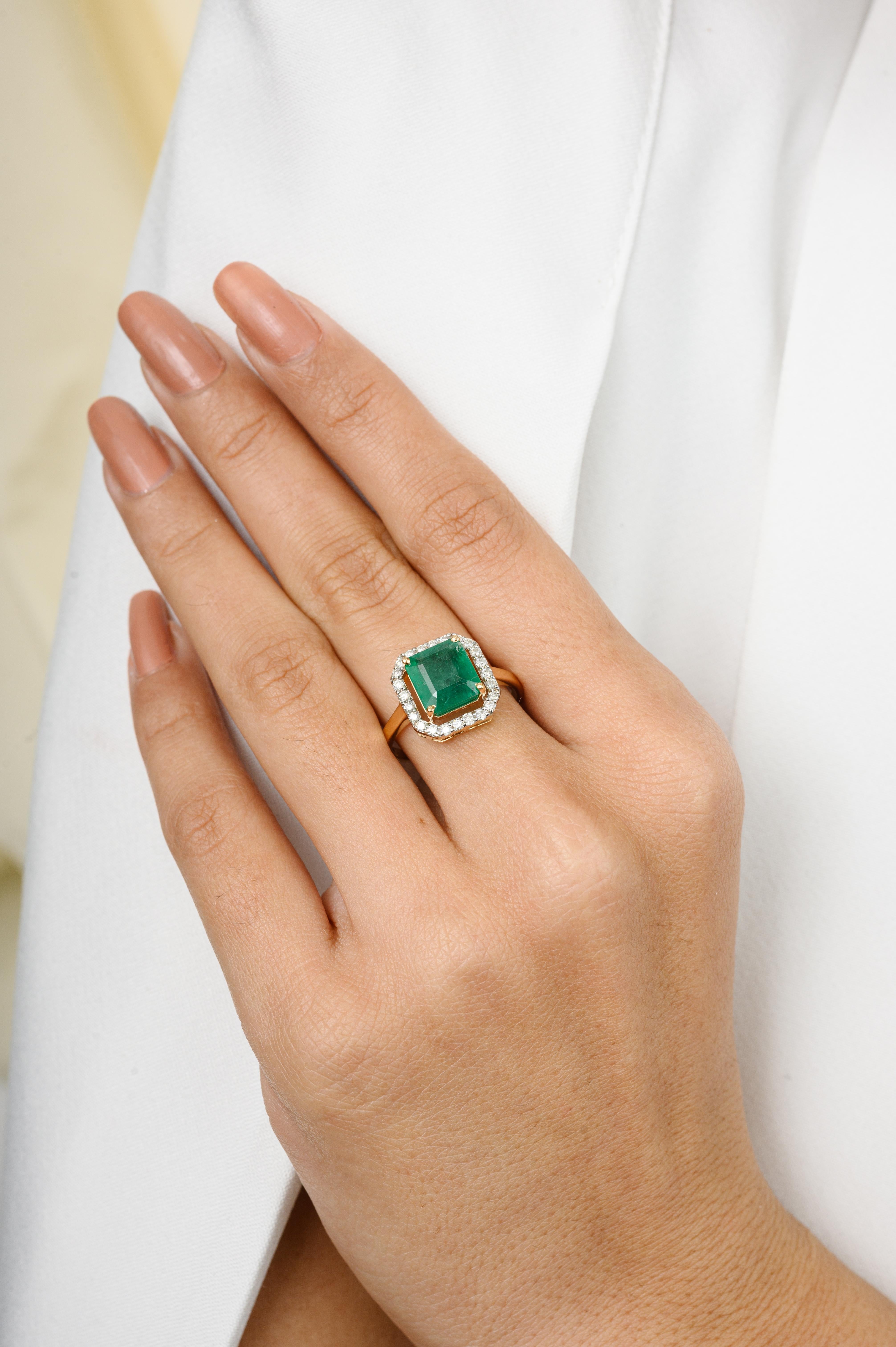 For Sale:  1.5 Carat Square Cut Emerald Diamond Halo Ring for Women in 18k Yellow Gold 4