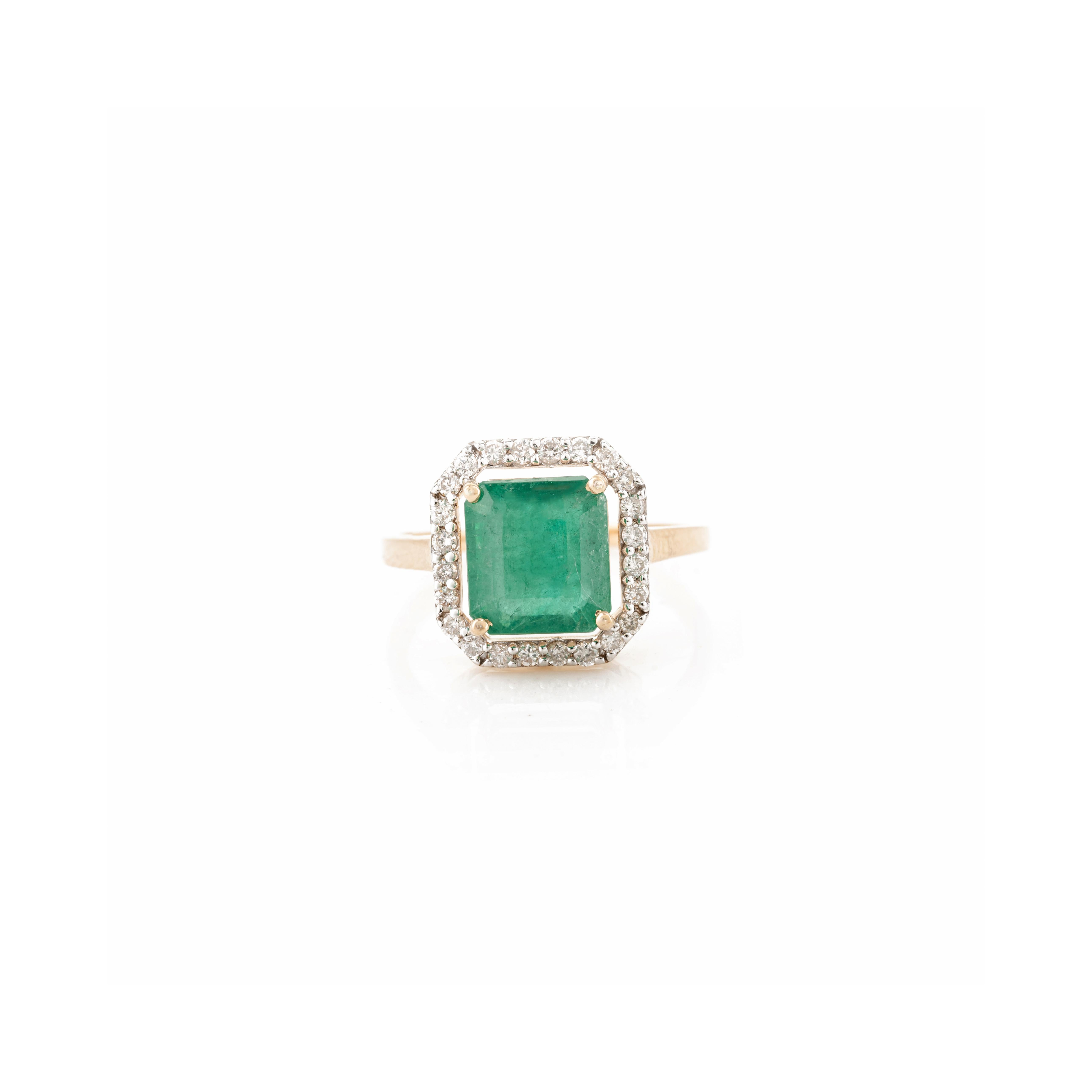 For Sale:  1.5 Carat Square Cut Emerald Diamond Halo Ring for Women in 18k Yellow Gold 3