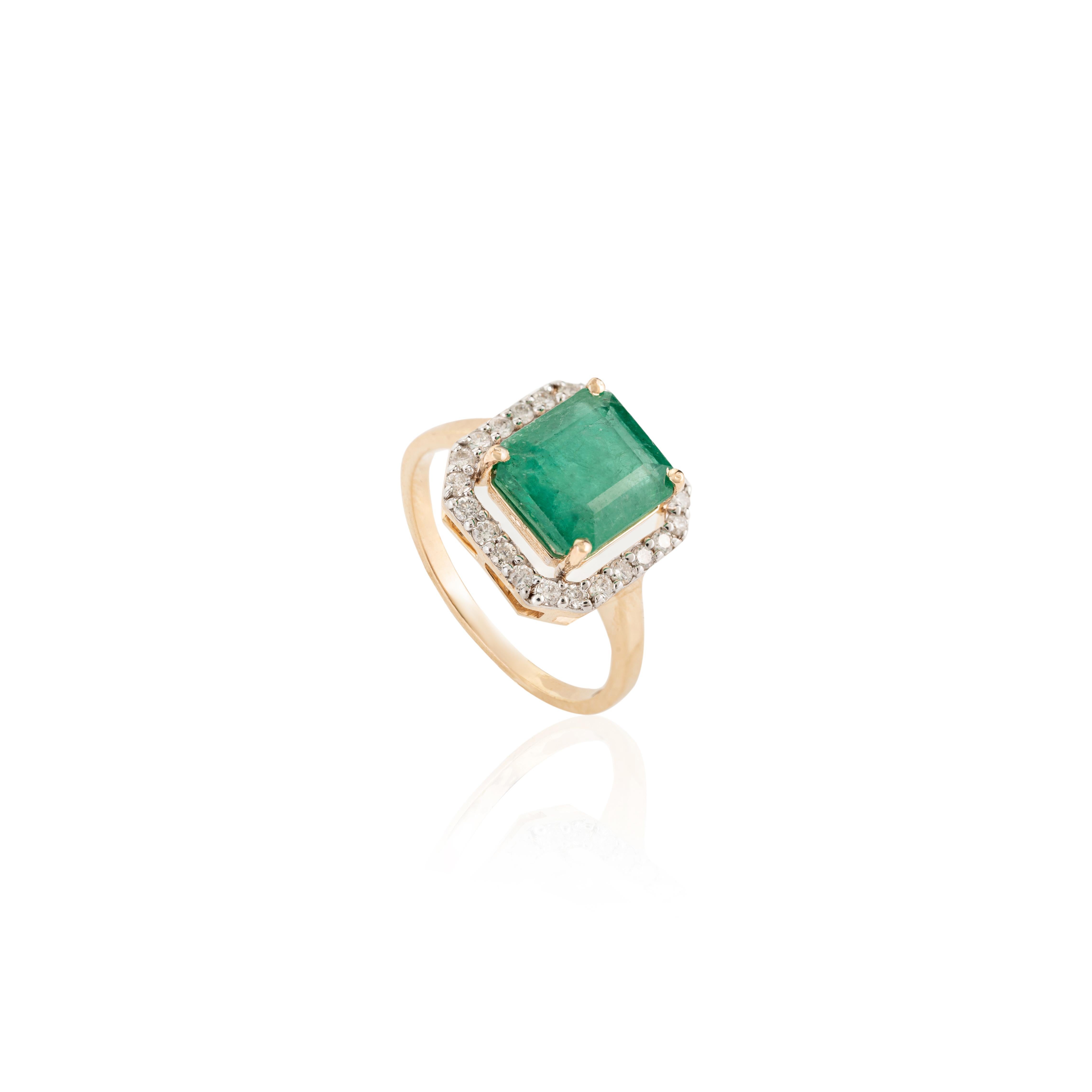 For Sale:  1.5 Carat Square Cut Emerald Diamond Halo Ring for Women in 18k Yellow Gold 8