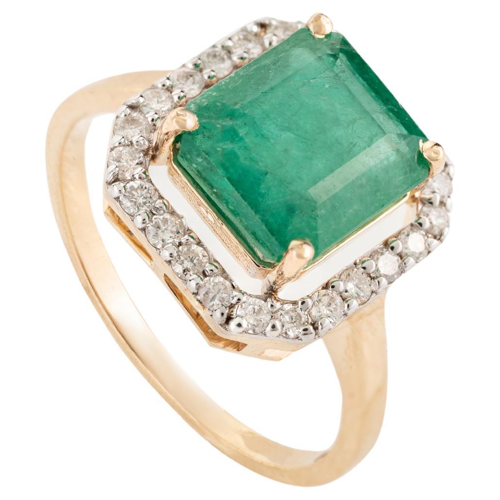 For Sale:  1.5 Carat Square Cut Emerald Diamond Halo Ring for Women in 18k Yellow Gold