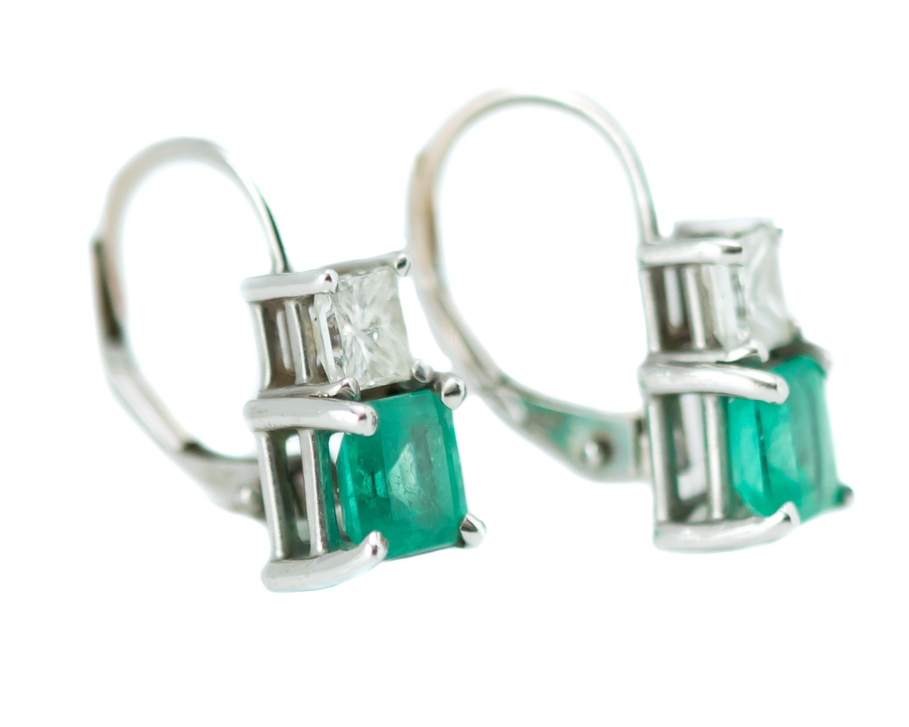 Contemporary 1.5 Carat Total Columbian Emerald, Diamond and 14 Karat White Gold Drop Earrings