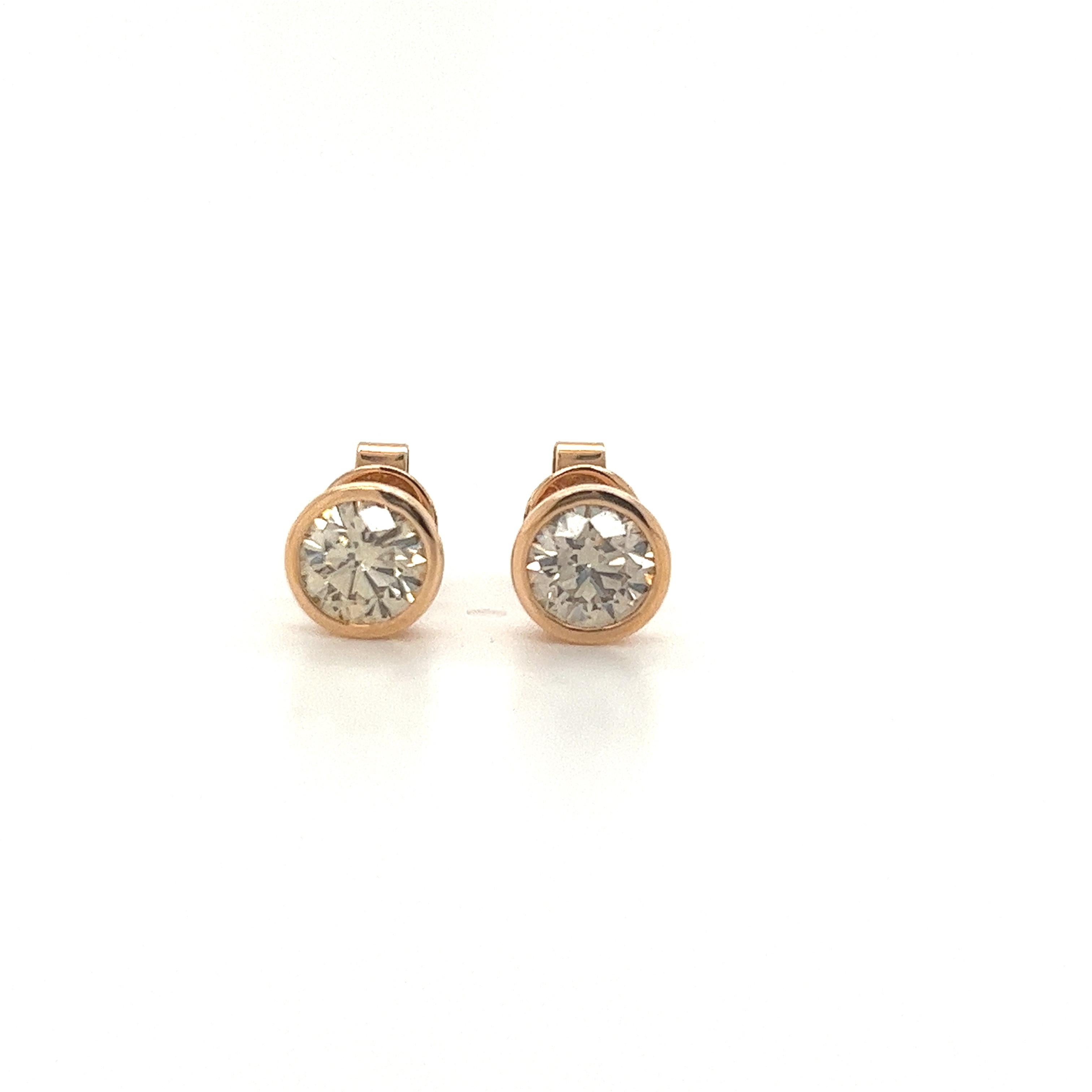 Taglio rotondo Orecchini con diamanti tondi naturali da 1,5 carati totali con castone in oro rosa 18k in vendita