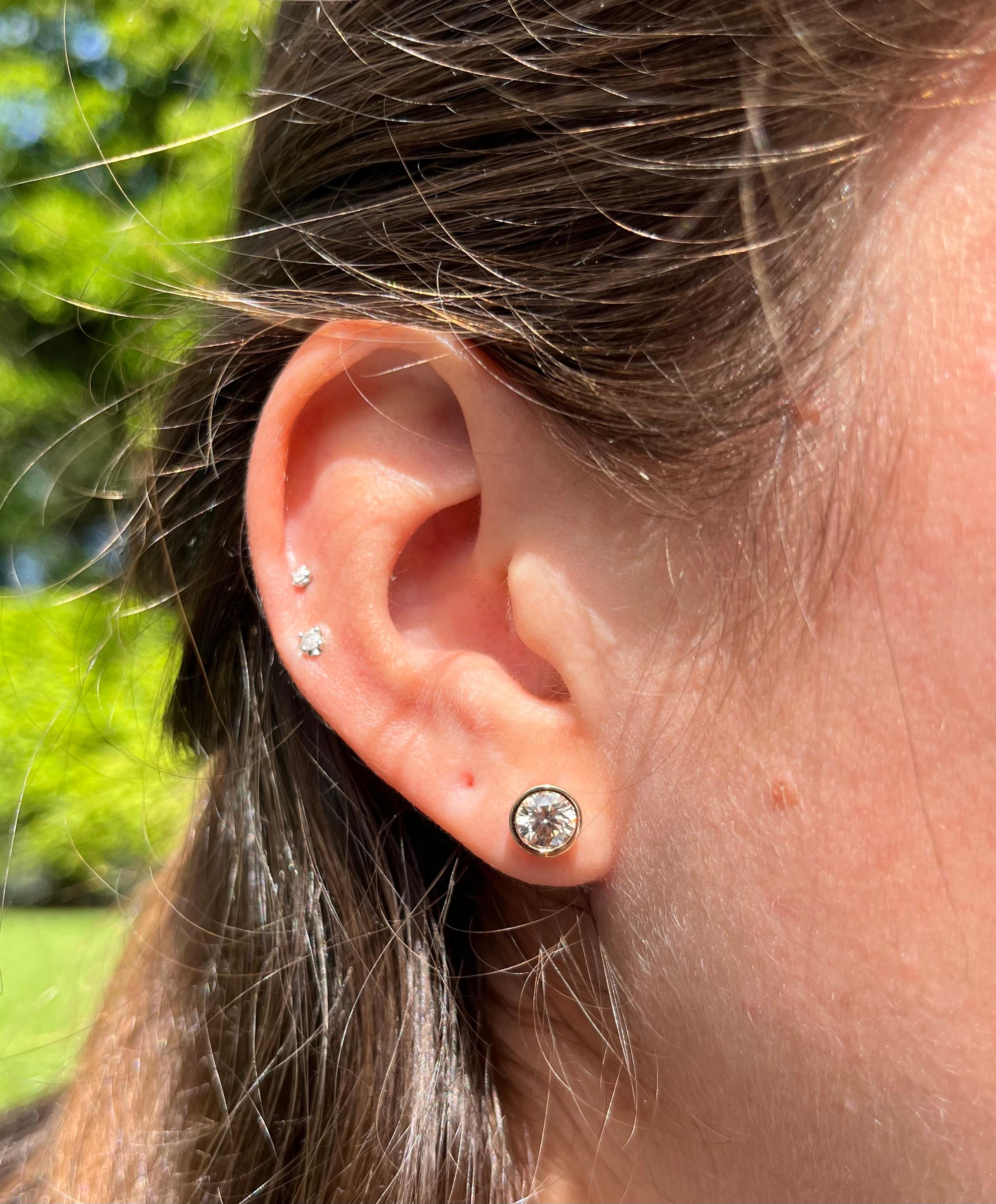 Donna Orecchini con diamanti tondi naturali da 1,5 carati totali con castone in oro rosa 18k in vendita