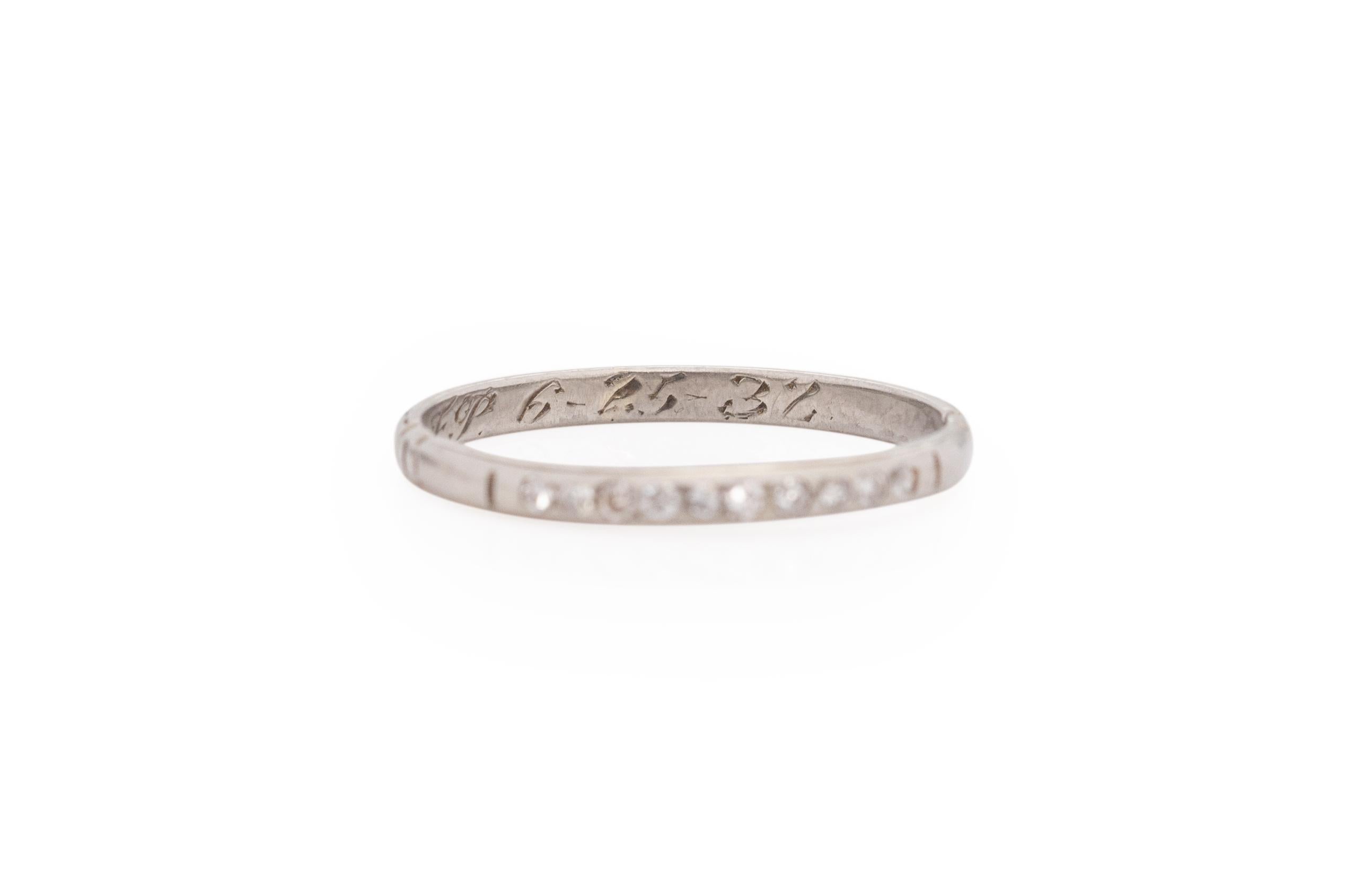 Taille de l'anneau : 6.75
Type de métal : Platine [poinçonné et testé].
Poids : 1.4 gramme

Détails du diamant :
Poids : .15carat, total
Coupe : Vieux brillant européen
Couleur : G-H
Clarté : VS

Mesure du doigt au sommet de la pierre : 1.5mm
Condit
