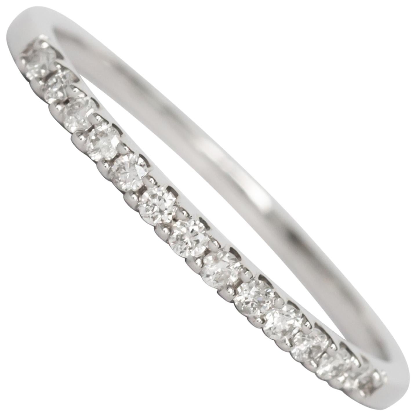 Alliance en or blanc avec diamants d'un poids total de 0,15 carat en vente