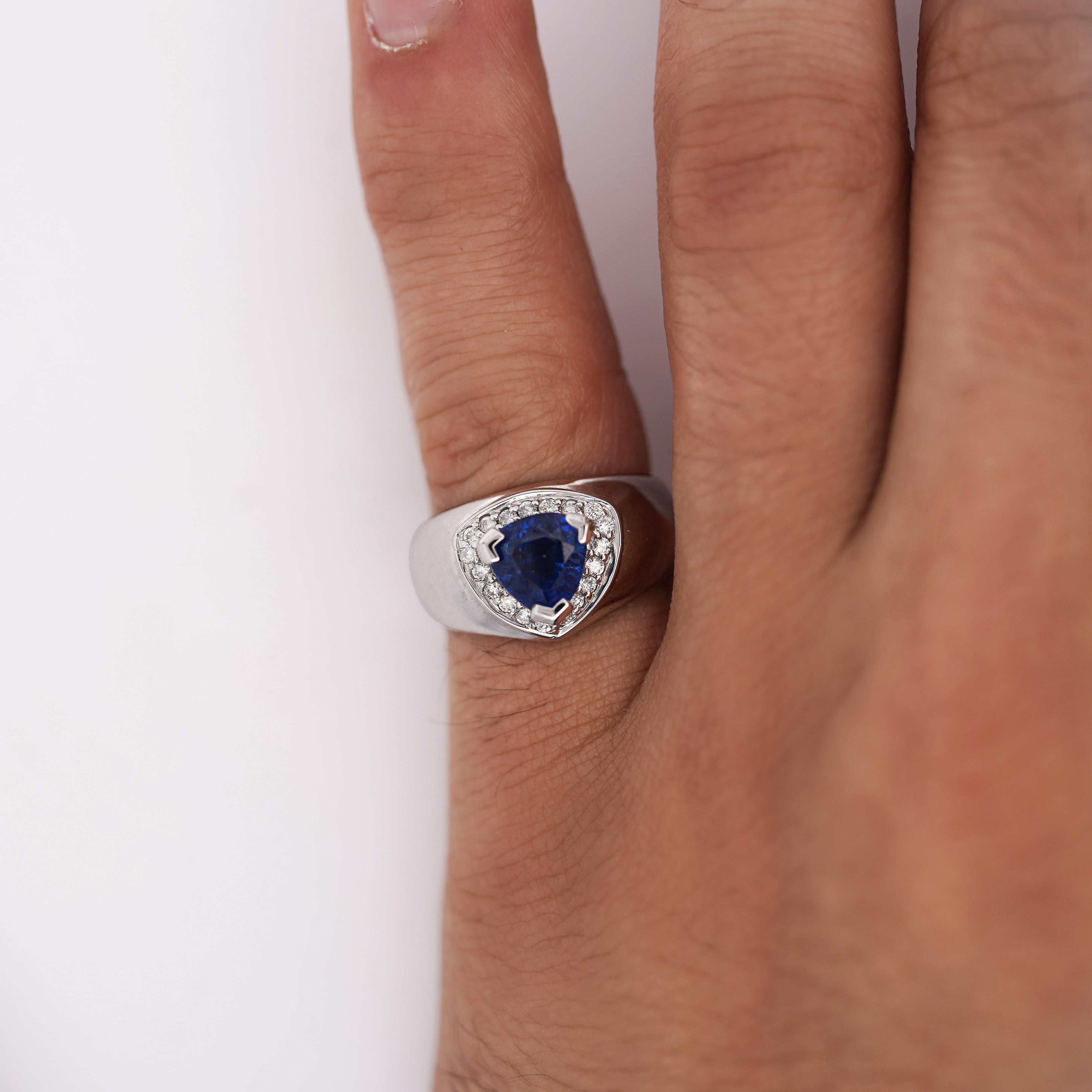 Anillo mediano de oro de 18 quilates con zafiro azul trillón de 1,5 quilates y diamantes Moderno en venta