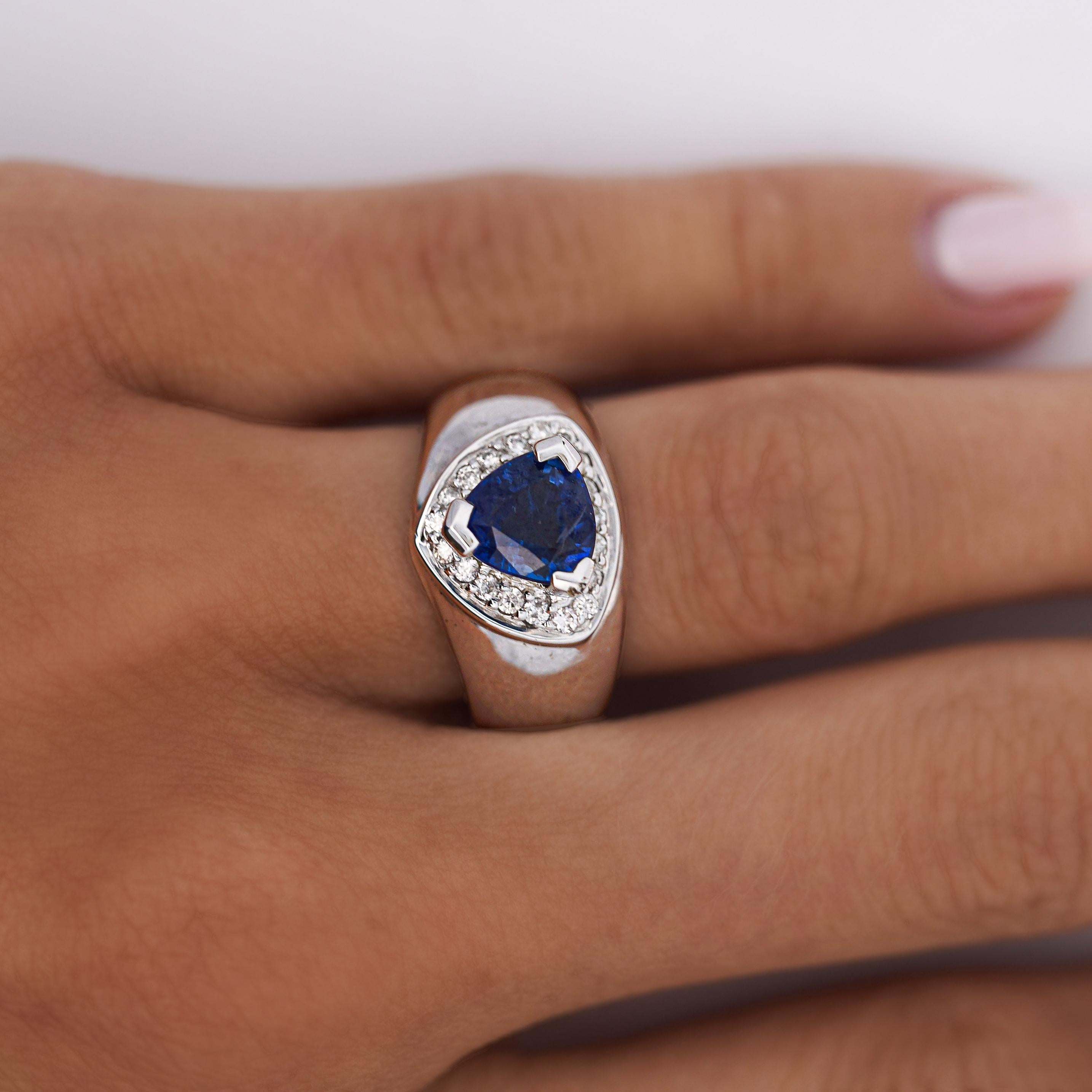 Anillo mediano de oro de 18 quilates con zafiro azul trillón de 1,5 quilates y diamantes Corte trillion en venta