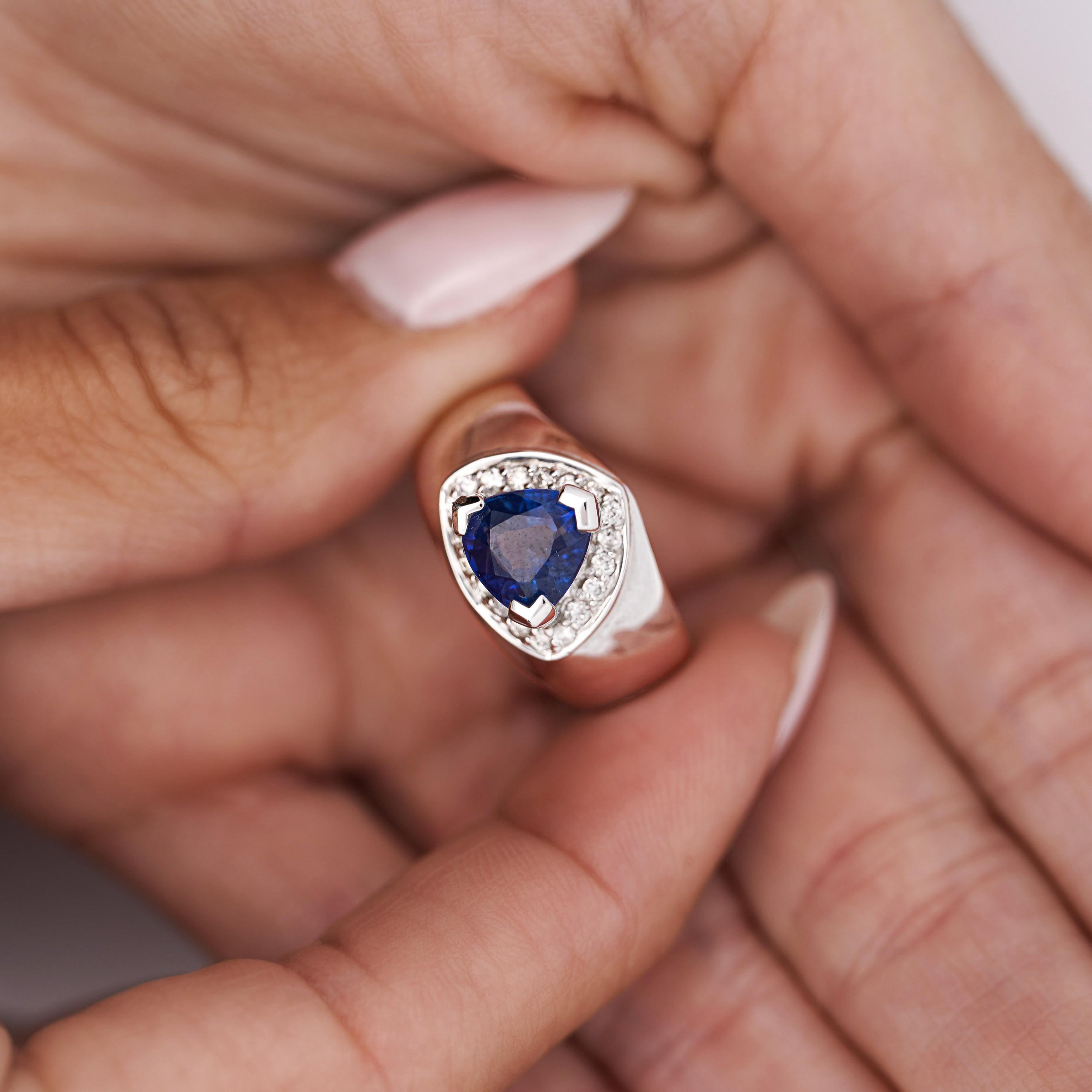 Anillo mediano de oro de 18 quilates con zafiro azul trillón de 1,5 quilates y diamantes en Bueno estado para la venta en Miami, FL