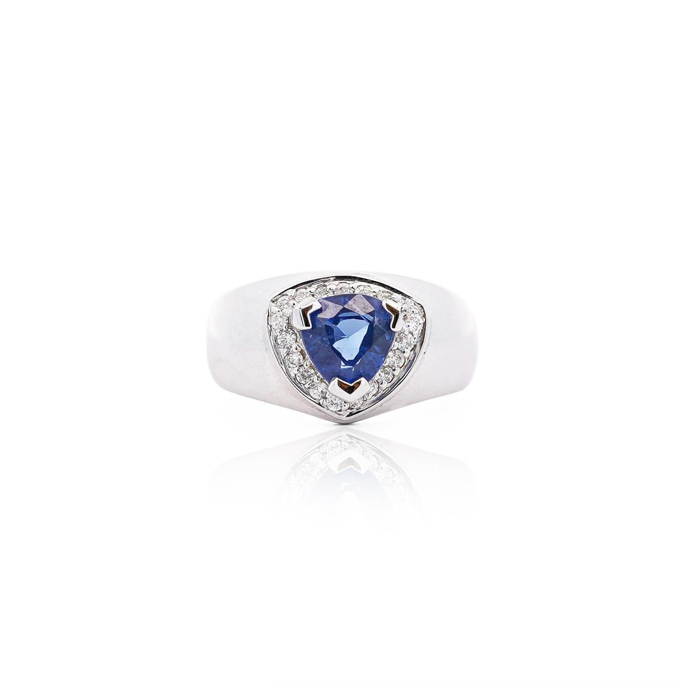 De las mujeres Anillo mediano de oro de 18 quilates con zafiro azul trillón de 1,5 quilates y diamantes en venta
