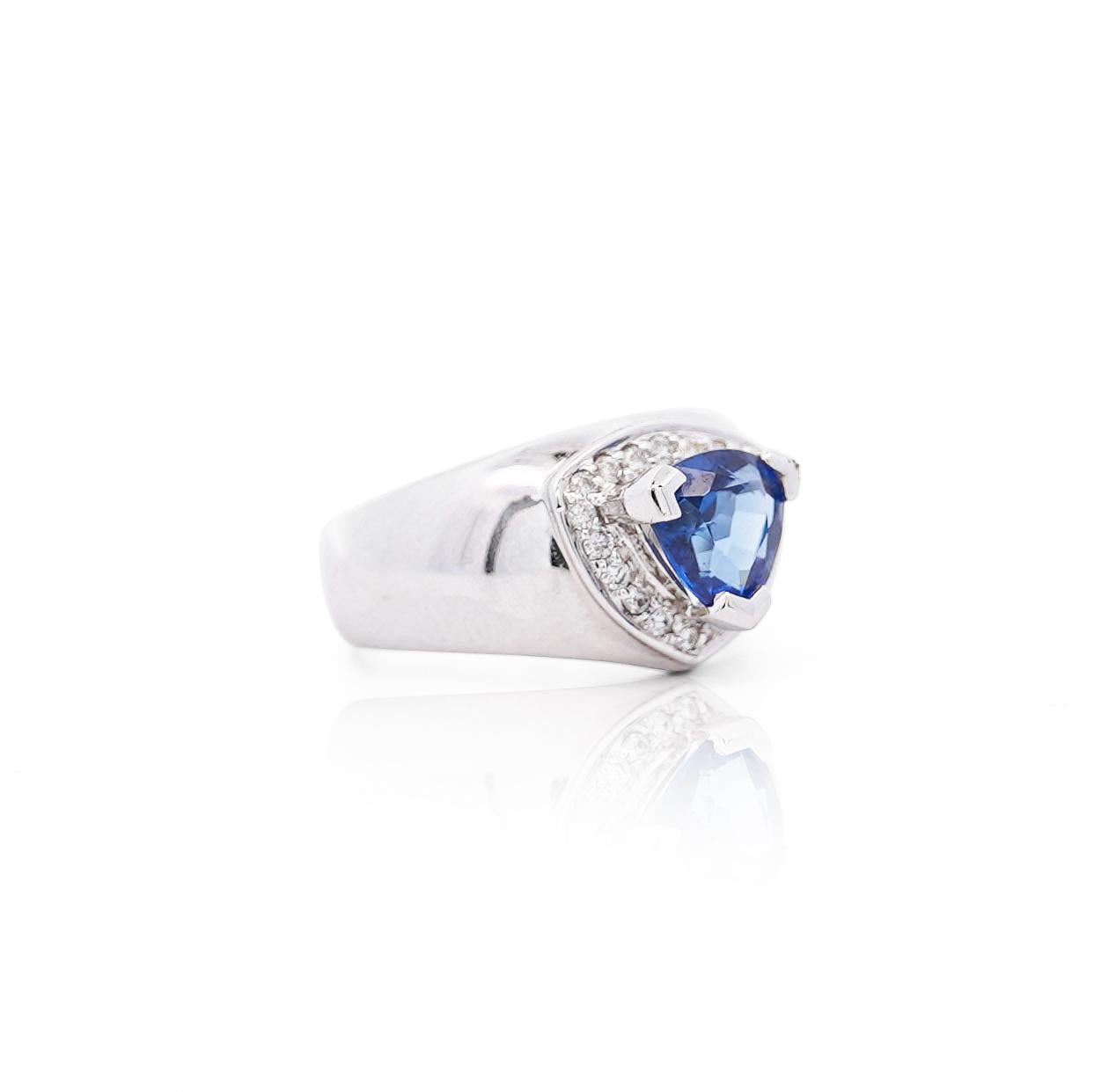 Anillo mediano de oro de 18 quilates con zafiro azul trillón de 1,5 quilates y diamantes en venta 1