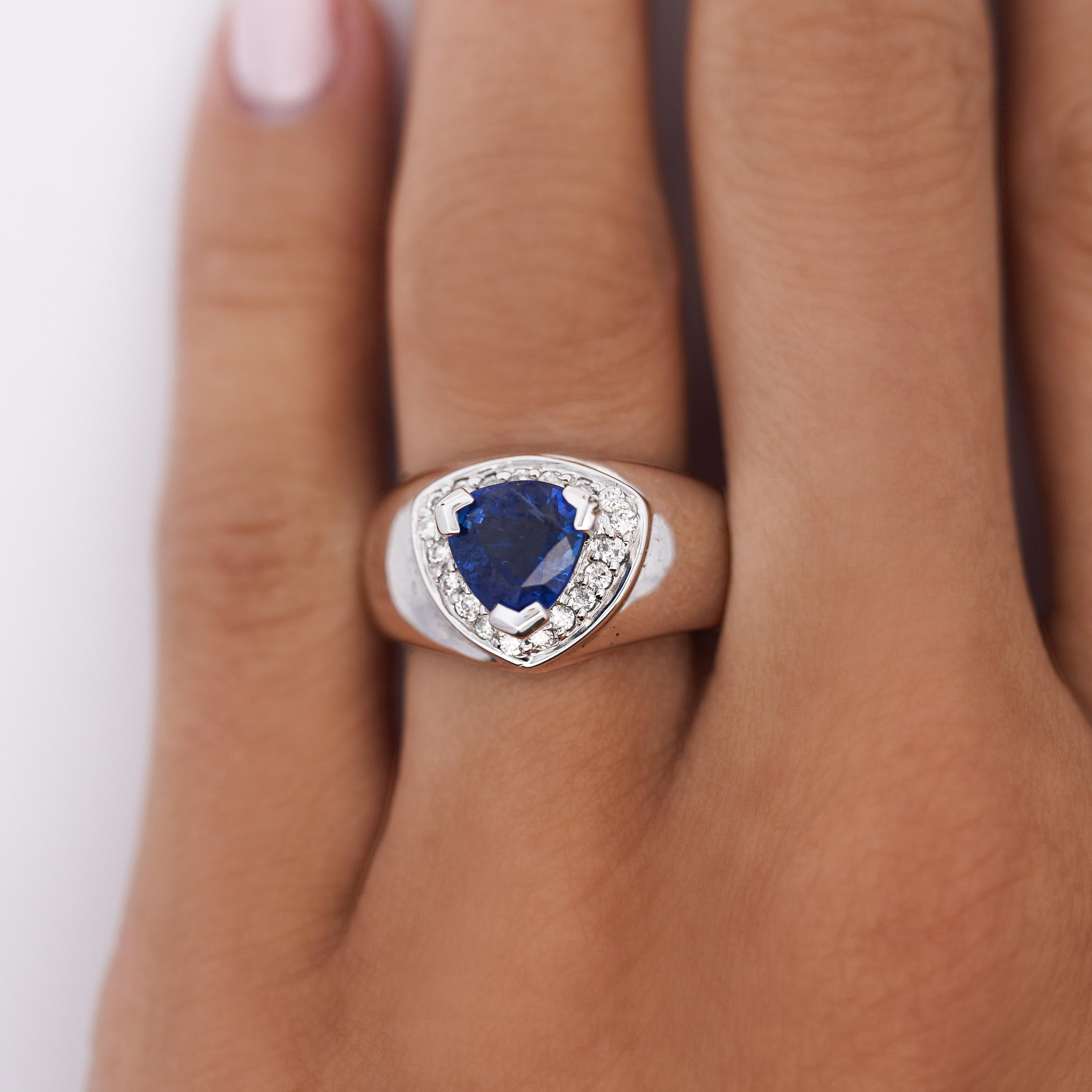 Anillo mediano de oro de 18 quilates con zafiro azul trillón de 1,5 quilates y diamantes en venta 2
