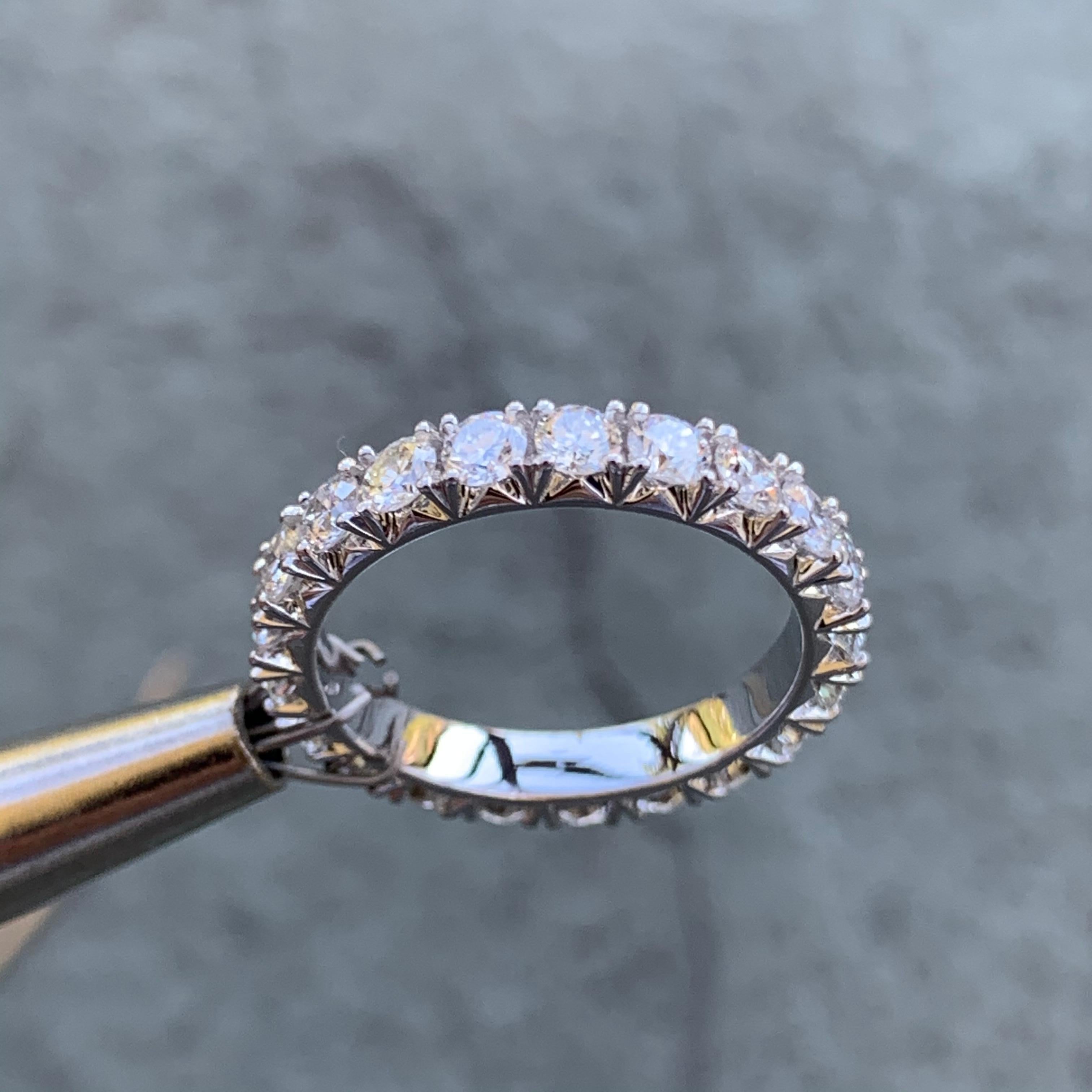 Anillo de diamantes redondo de 1,5 quilates TW banda de eternidad con pavé francés, diseño Ben Dannie Contemporáneo en venta
