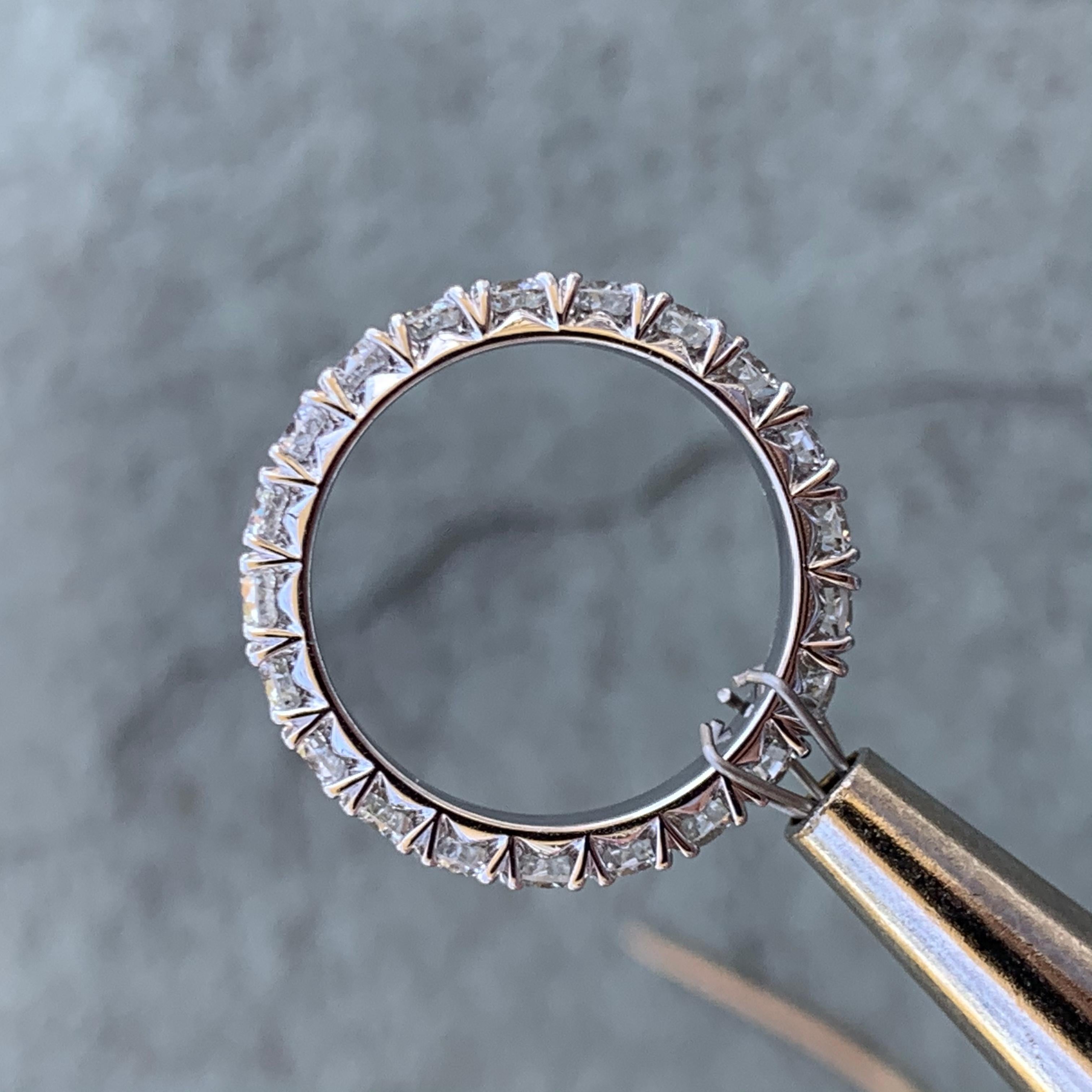 Anillo de diamantes redondo de 1,5 quilates TW banda de eternidad con pavé francés, diseño Ben Dannie Corte redondo en venta