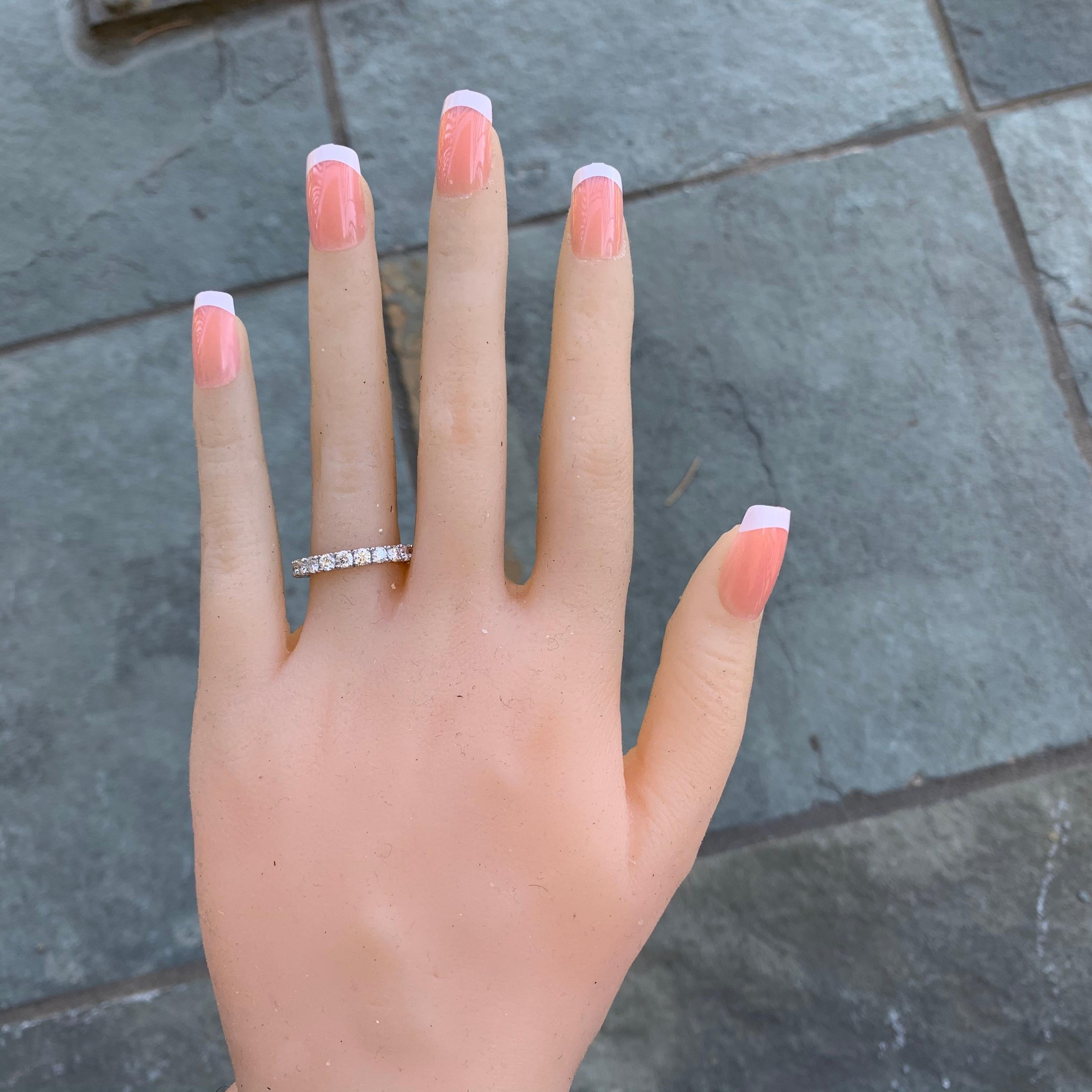 Anillo de diamantes redondo de 1,5 quilates TW banda de eternidad con pavé francés, diseño Ben Dannie en Nuevo estado para la venta en West Hollywood, CA