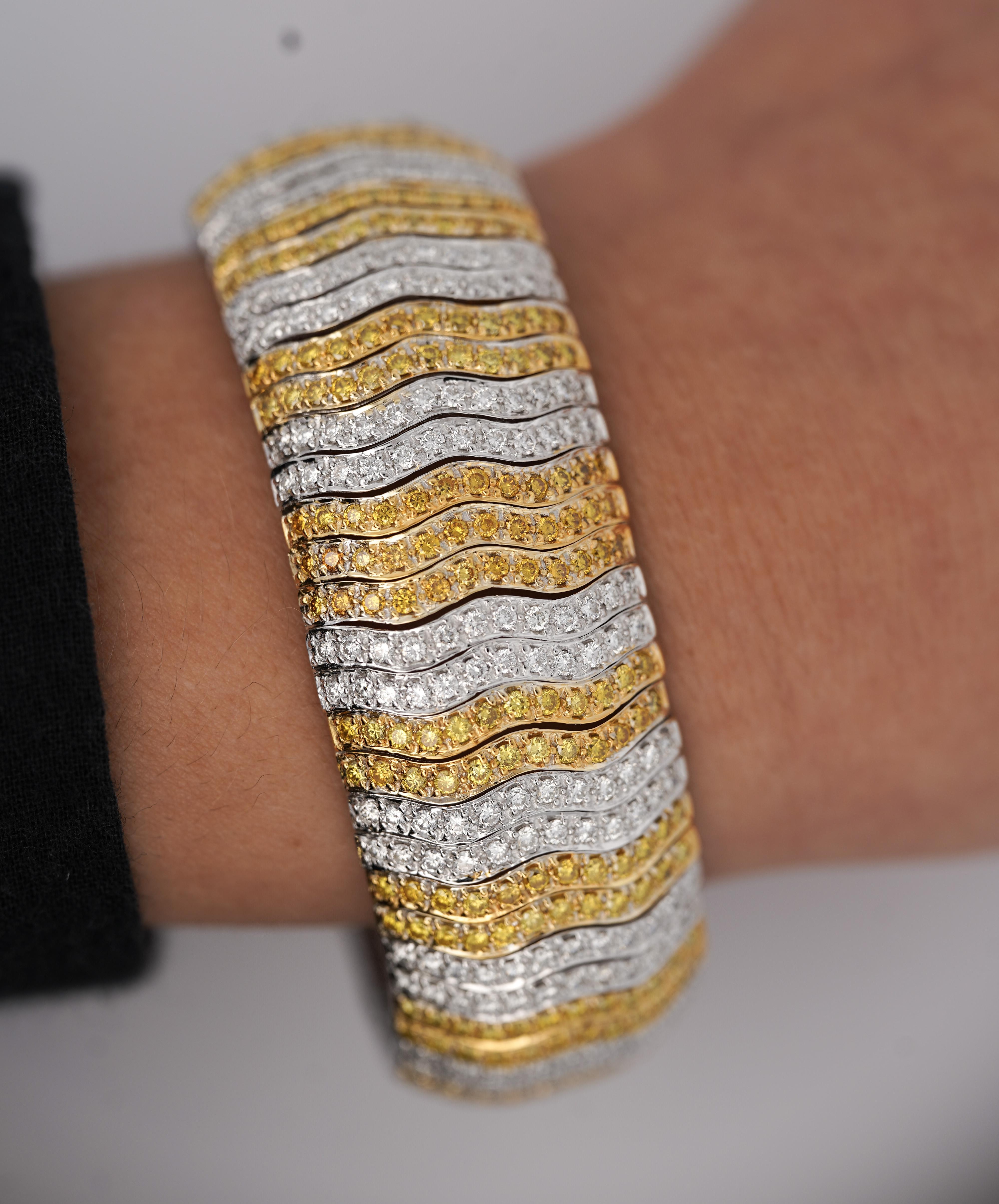 Contemporaneo Bracciale con diamante giallo e bianco a taglio rotondo da 15 carati in 18K in vendita