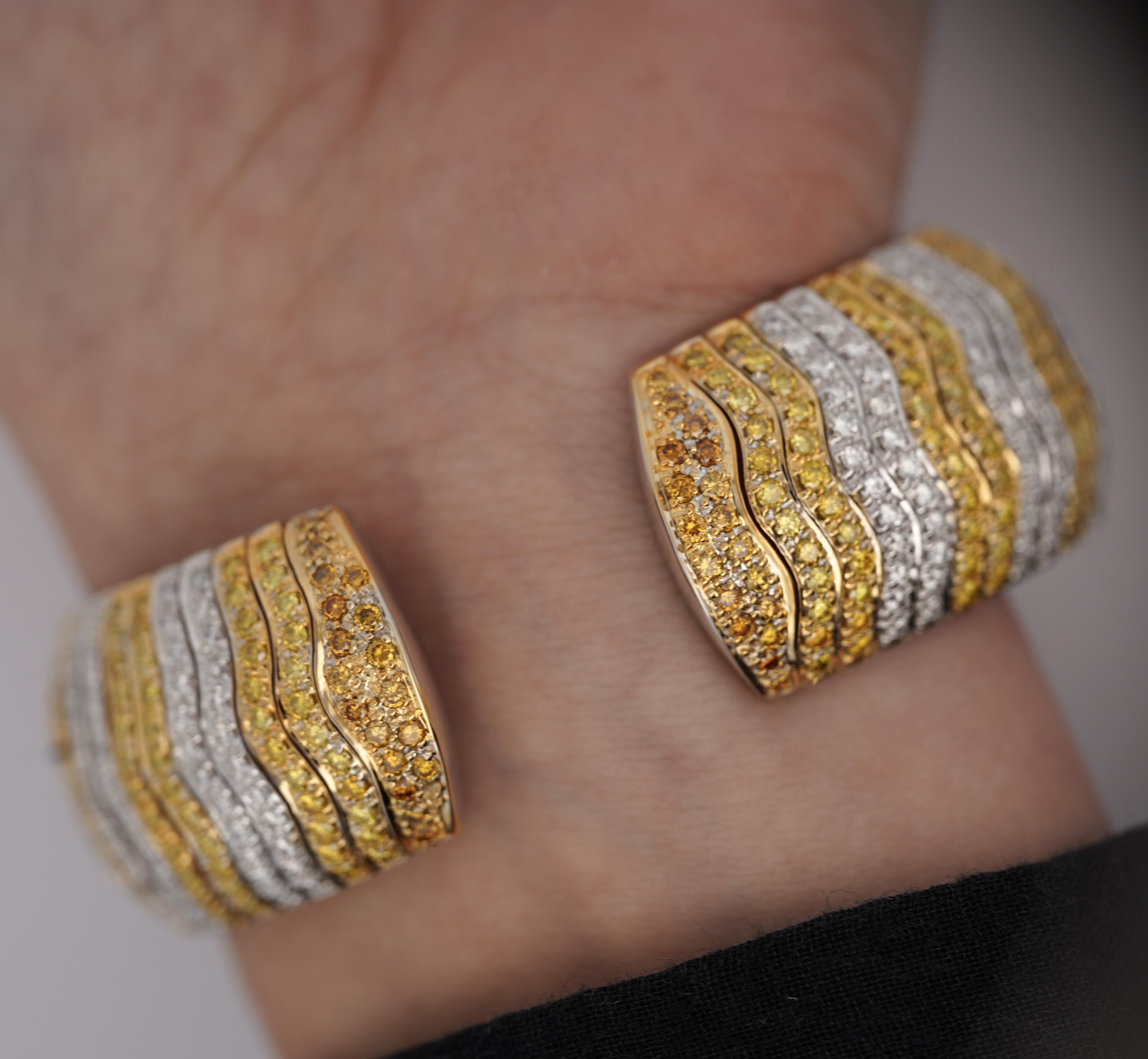 Taglio rotondo Bracciale con diamante giallo e bianco a taglio rotondo da 15 carati in 18K in vendita